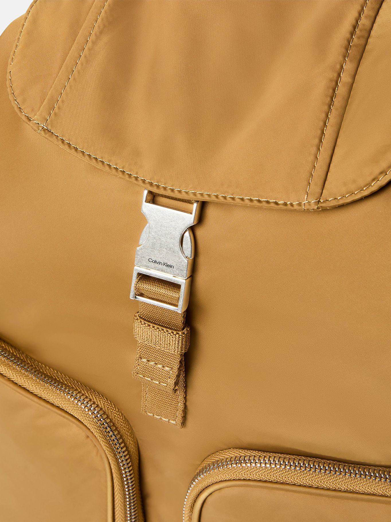 Mochila Y Solapa De Satén Y Nailon Dorado Calvin Klein-3