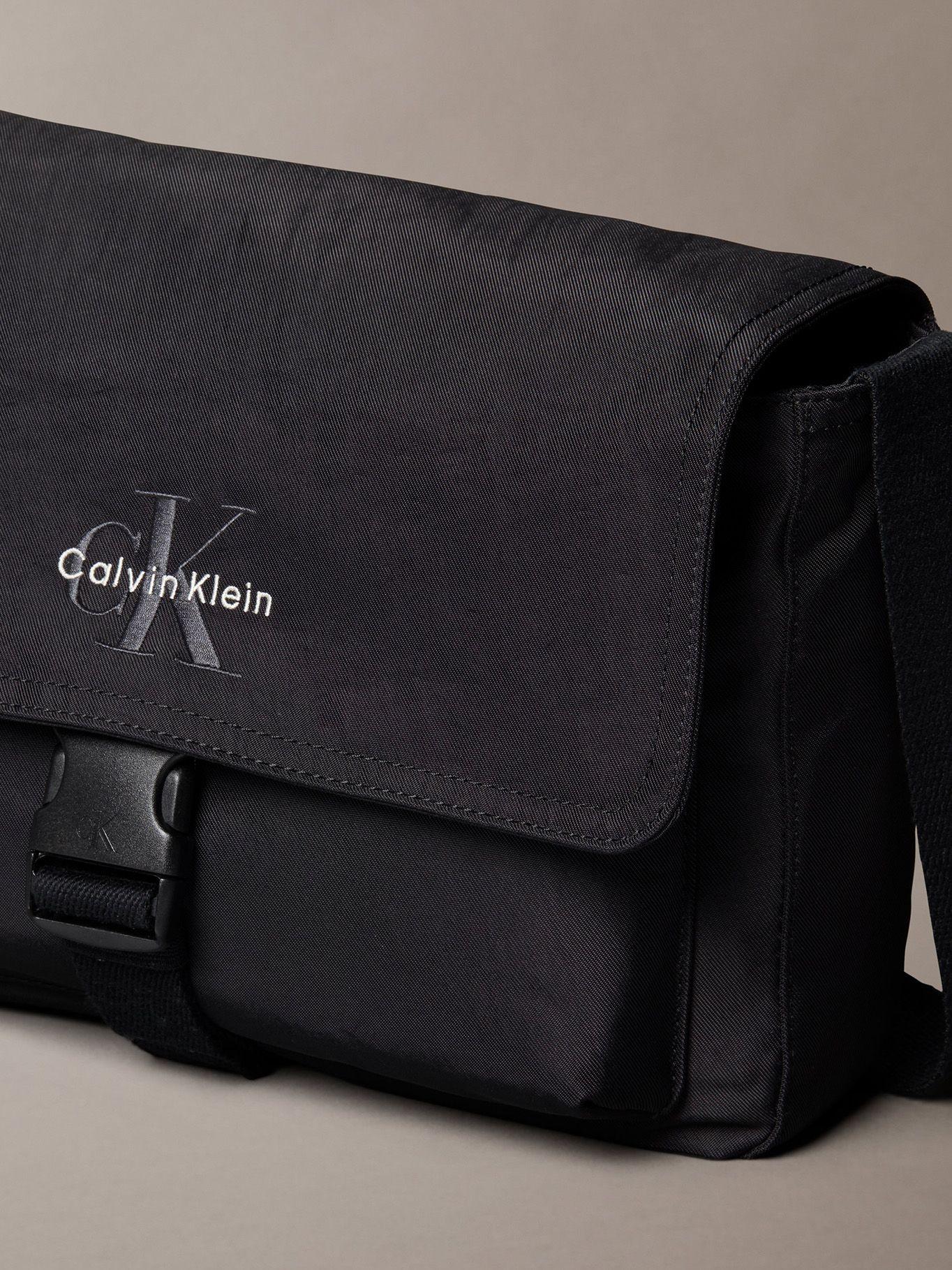 Bolso Plano Mensajero Bold Negro Calvin Klein-3