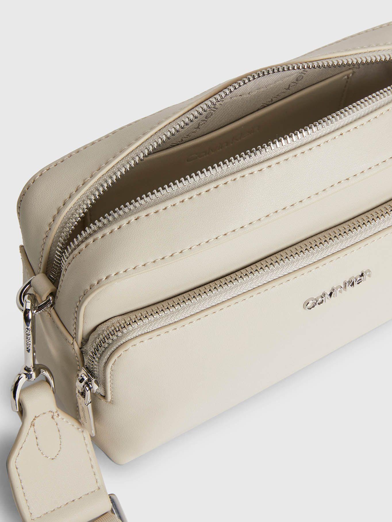 Bolso con bandolera grande reciclada Beige Calvin Klein K60K608410-PEA-4