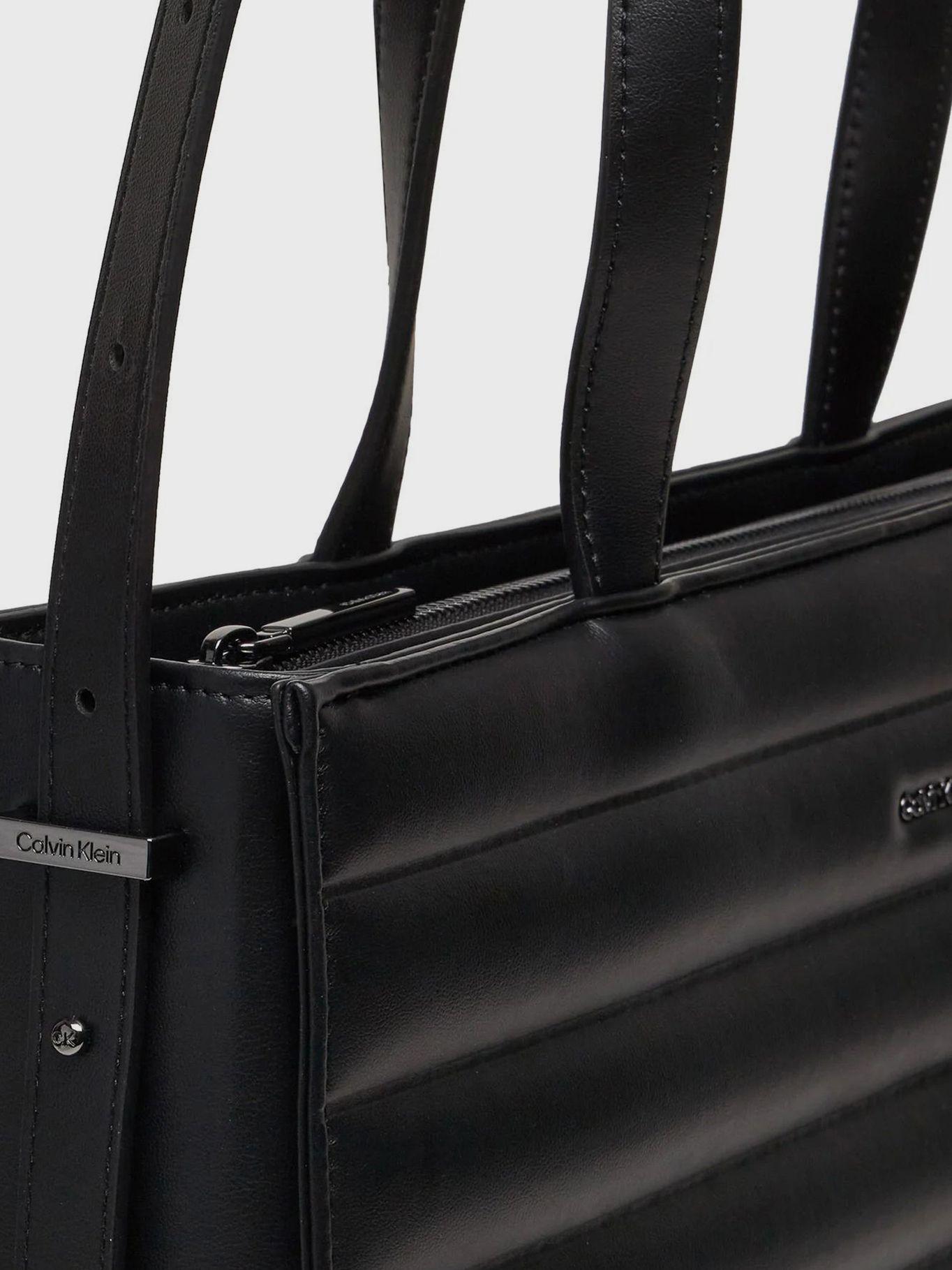 Cartera Tote Line Quilt Negro Calvin Klein-3