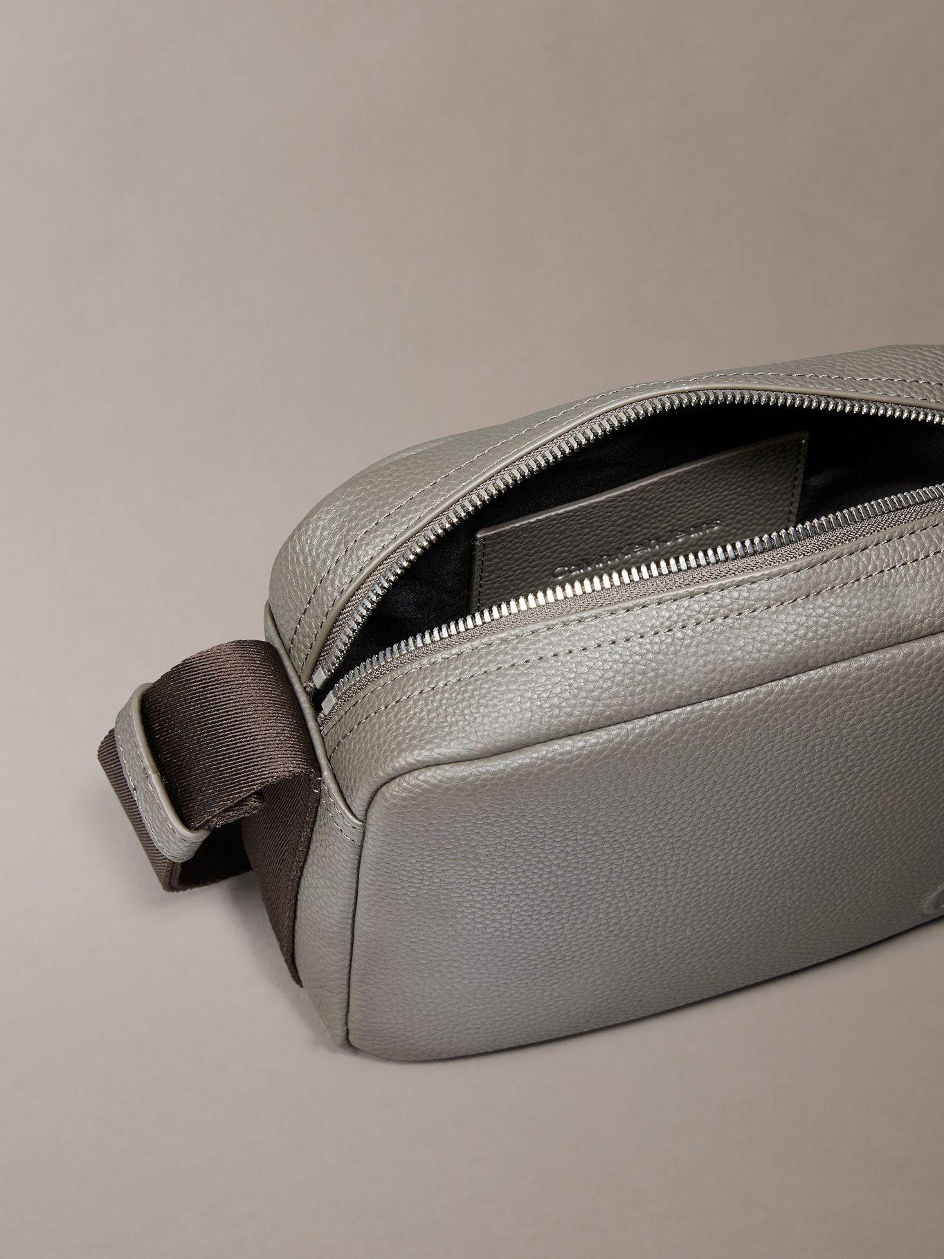 Bolso Cargo Camera Gris Calvin Klein-2