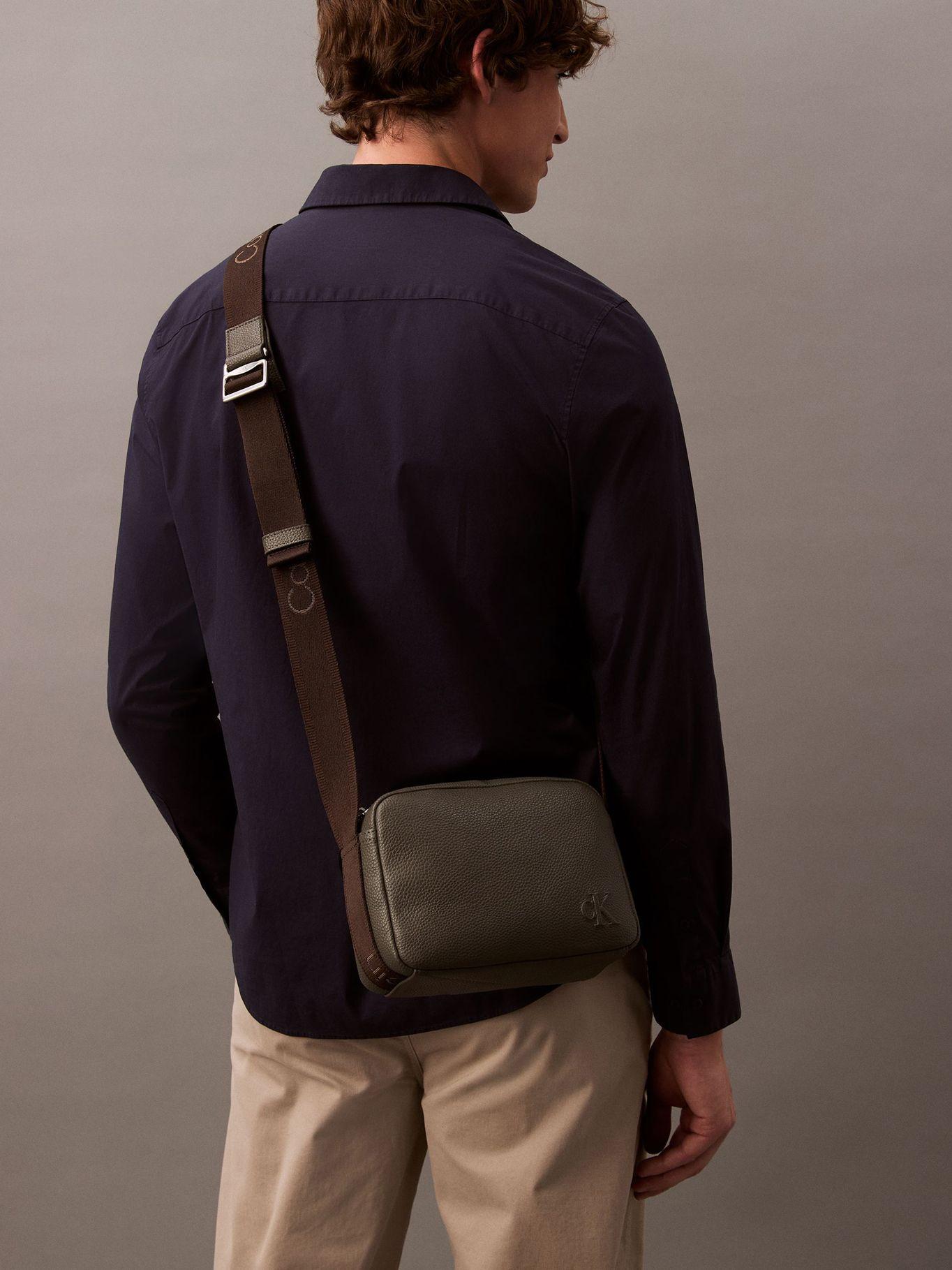 Bolso Cargo Camera Gris Calvin Klein-3