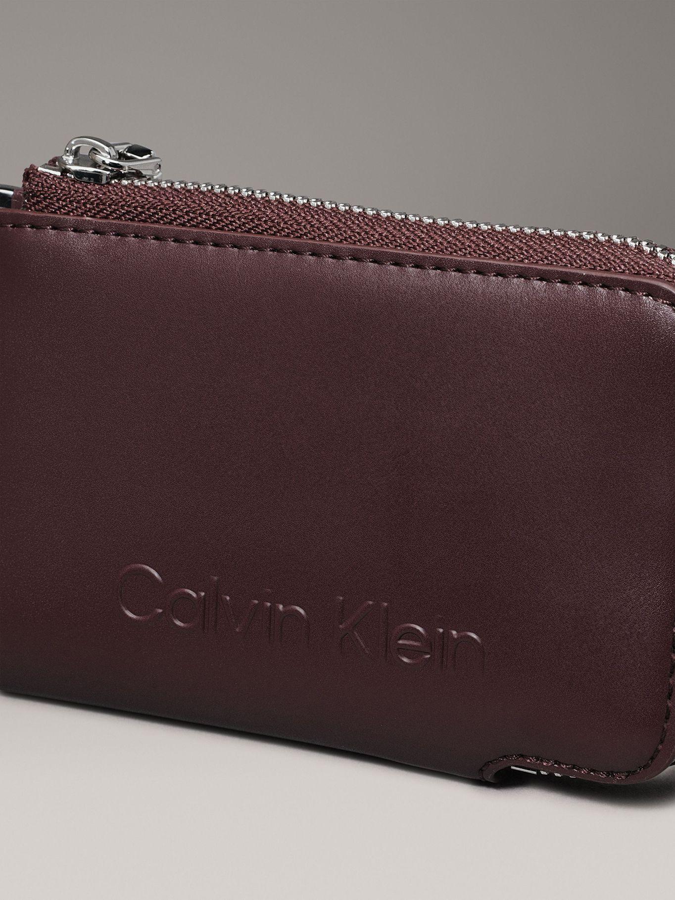 Tarjetero Embossed Burdeo Calvin Klein-3