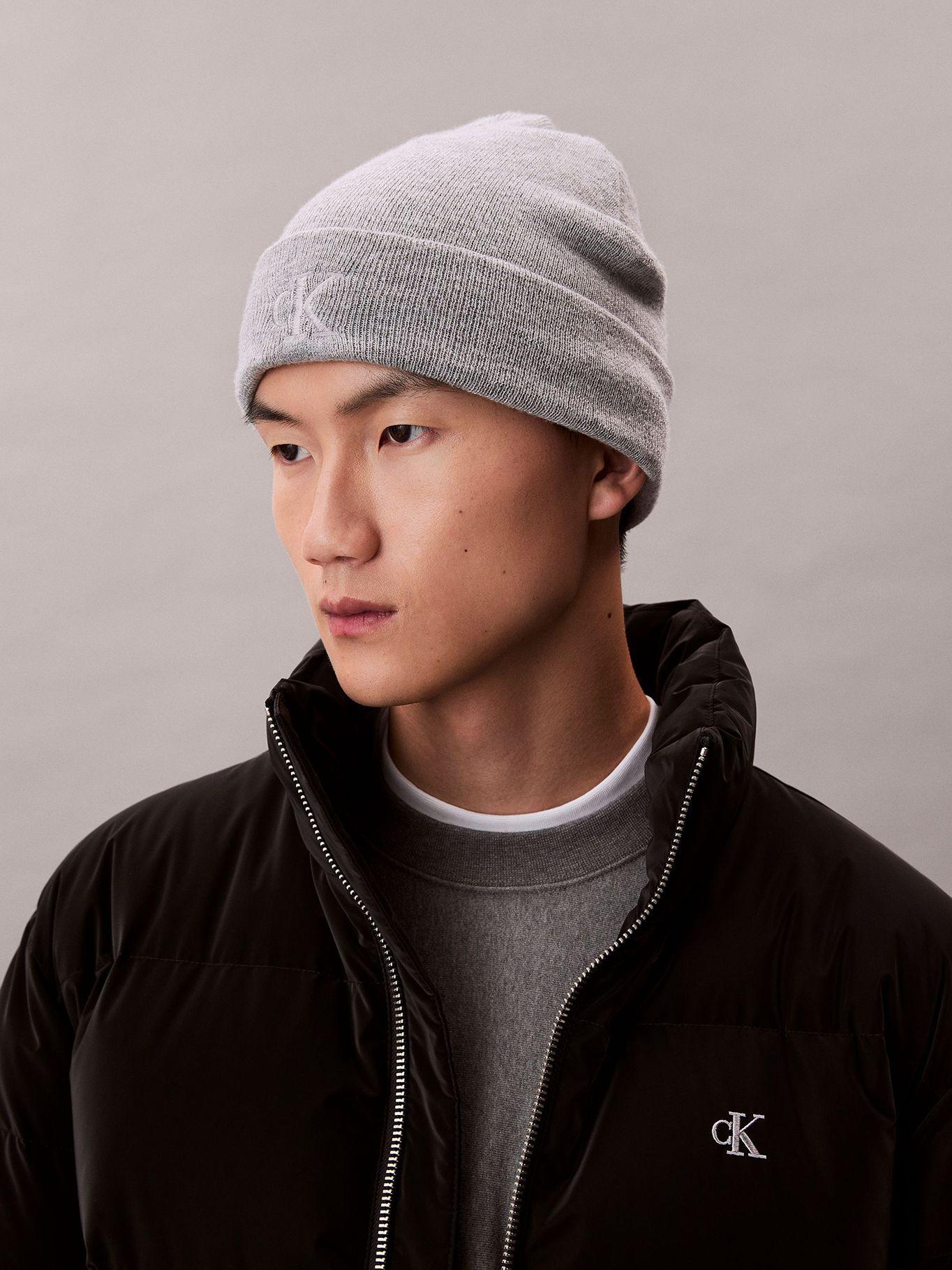 Gorro Beanie con Monograma Bordado Gris Calvin Klein-1