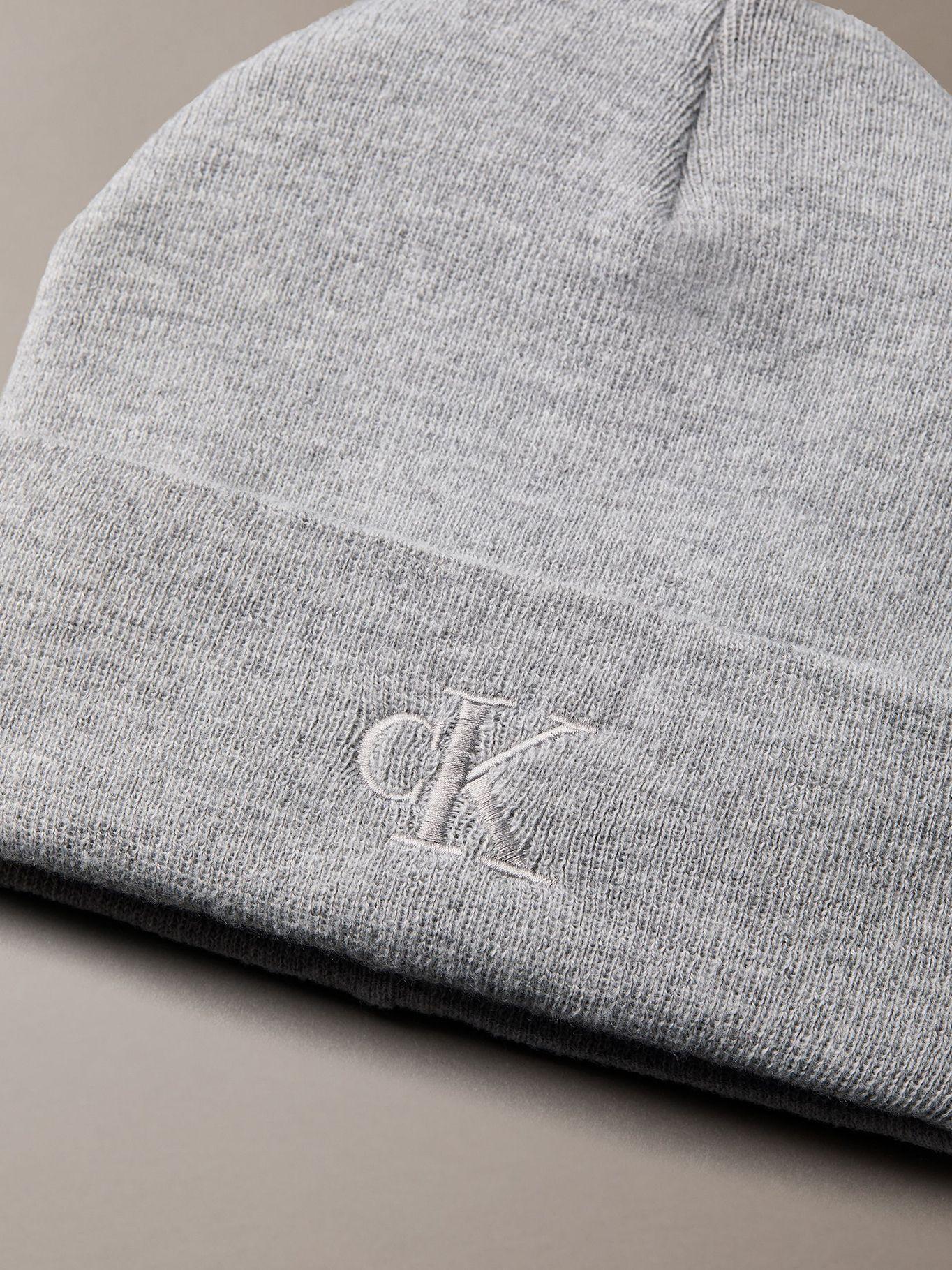 Gorro Beanie con Monograma Bordado Gris Calvin Klein-2