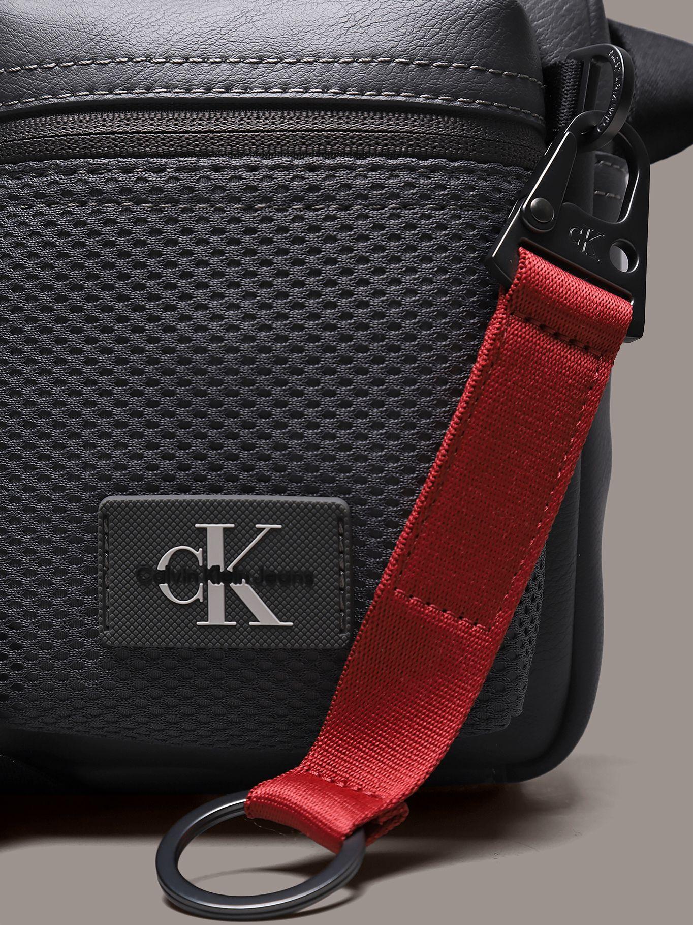 Bolso Reporter Tagged  W/ Front Pkt18 Gris Calvin Klein-2