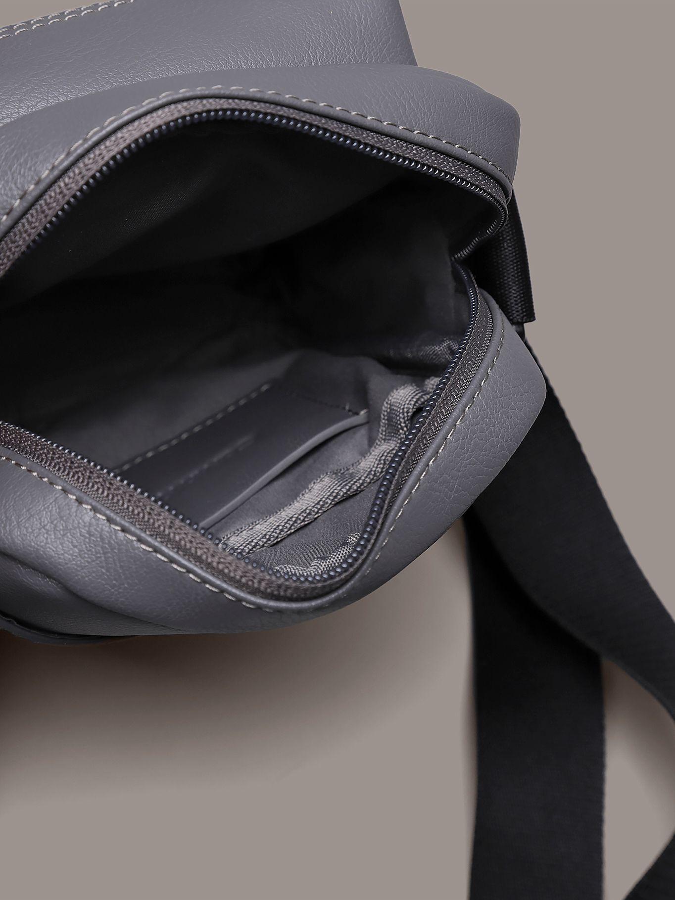 Bolso Reporter Tagged  W/ Front Pkt18 Gris Calvin Klein-3