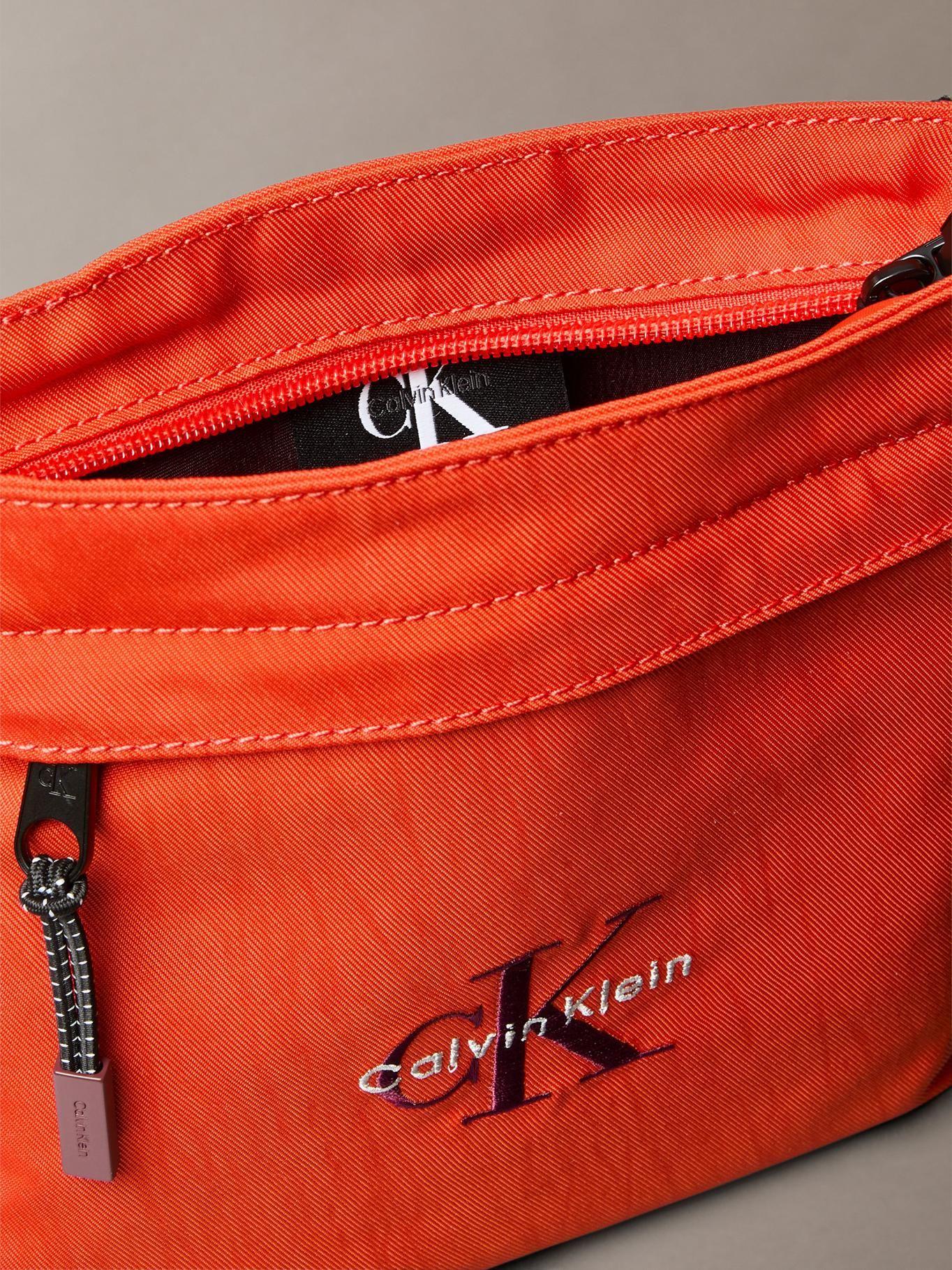 Bolso Plano de Nailon con Monograma Rojo Calvin Klein-2