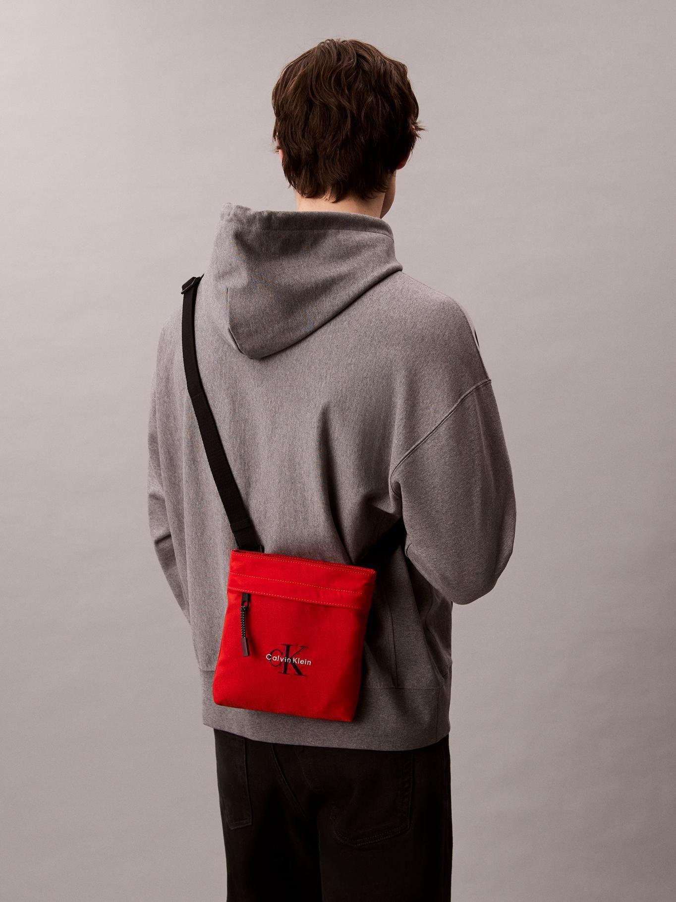 Bolso Plano de Nailon con Monograma Rojo Calvin Klein-4