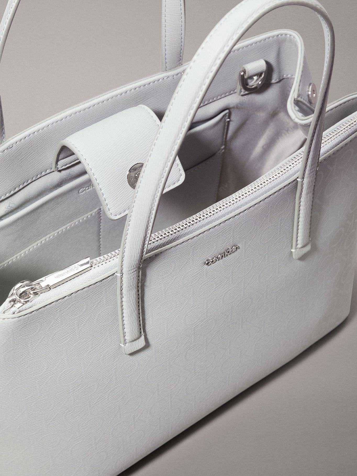 Cartera Tote Ck Must Mono Gris Calvin Klein-2