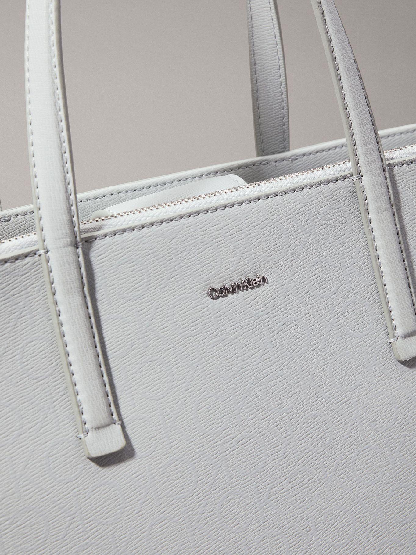 Cartera Tote Ck Must Mono Gris Calvin Klein-3