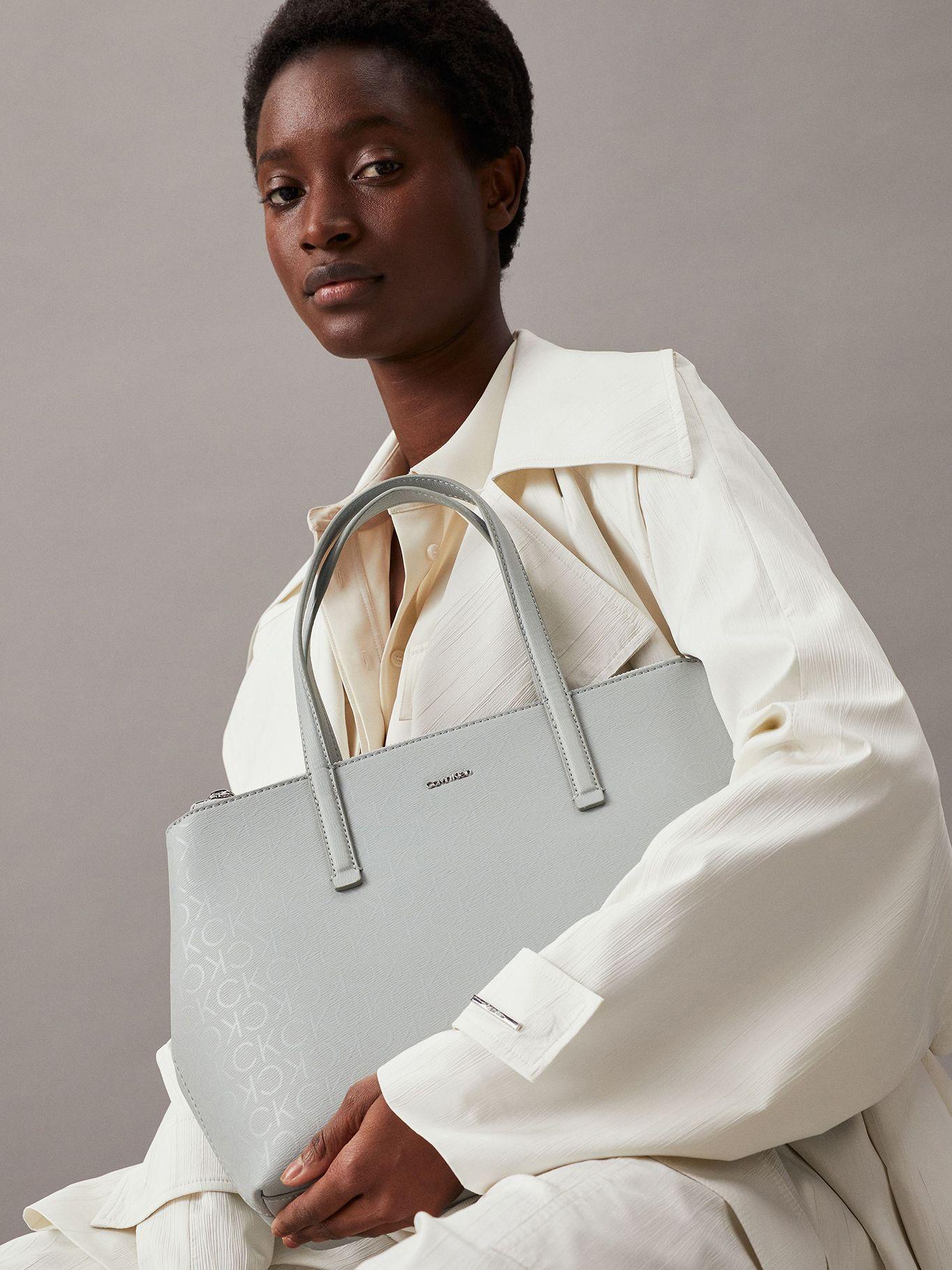 Cartera Tote Ck Must Mono Gris Calvin Klein-4
