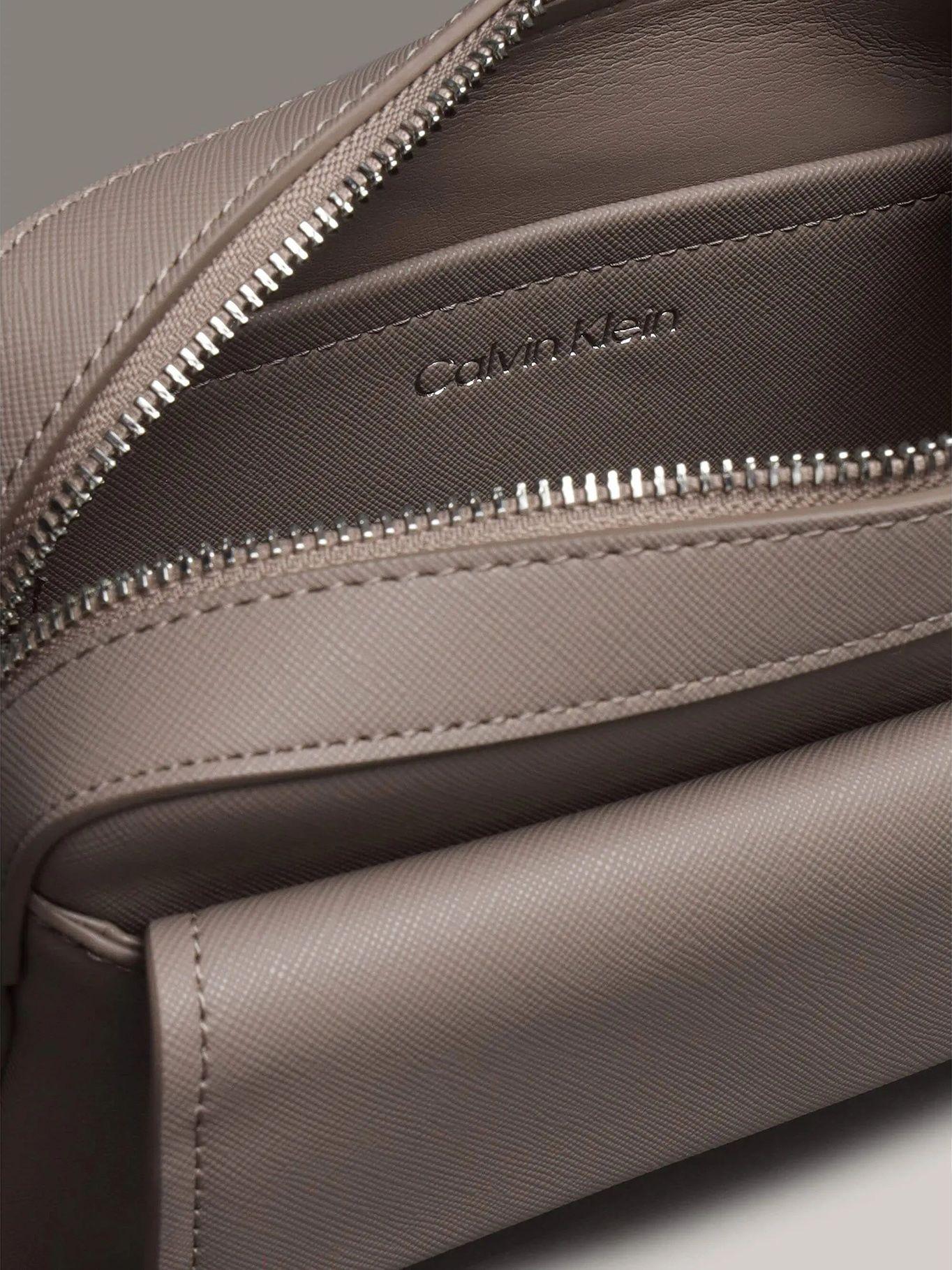 Bandolera CK Linear Saffiano Gris Calvin Klein-2