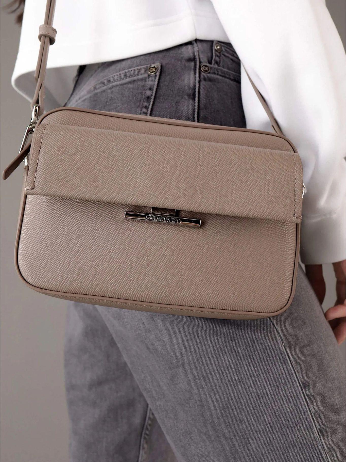 Bandolera CK Linear Saffiano Gris Calvin Klein-4