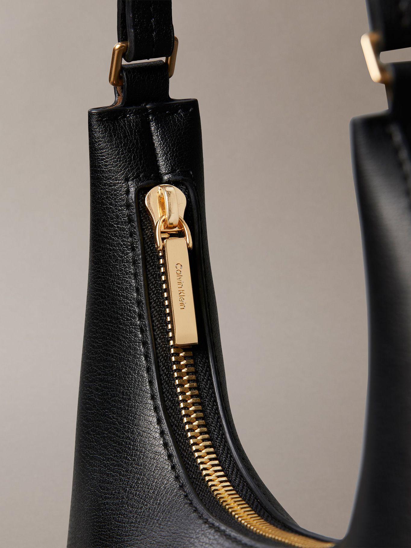 Cartera Hombro Logo Detalle Metálico Negro Calvin Klein-4