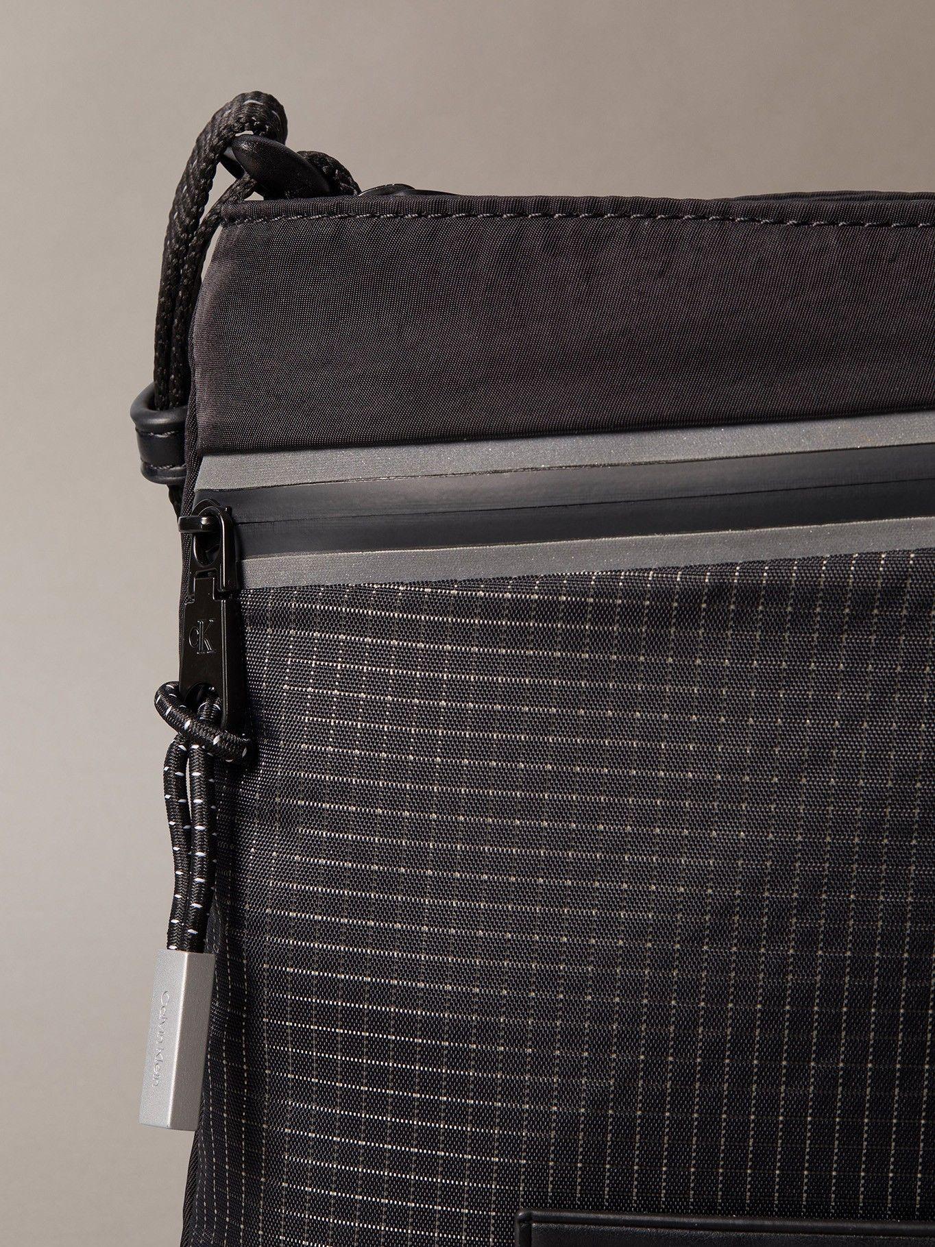 Bolso Reporter Utility Zip Negro Calvin Klein-3
