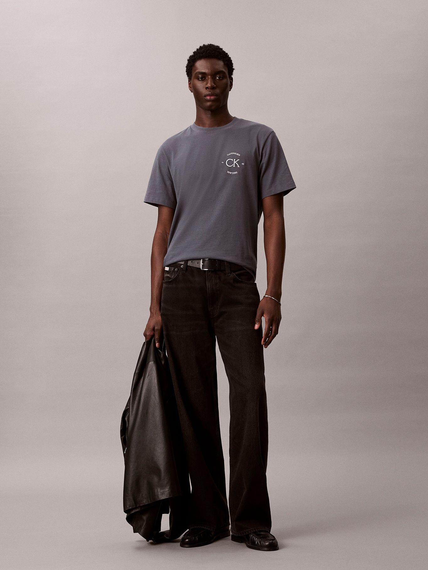 Polera con Estampado Gráfico Gris Calvin Klein-1