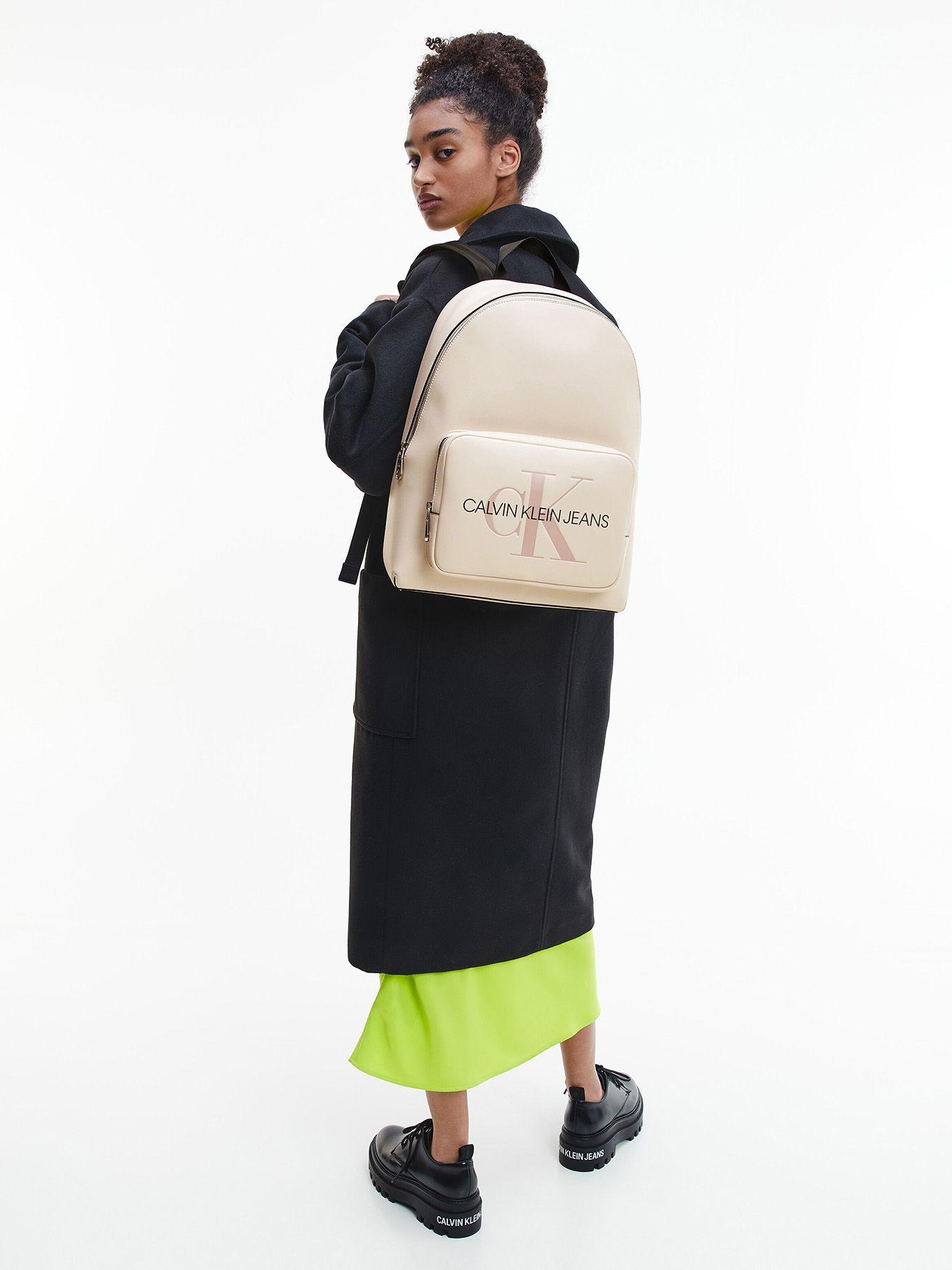 Mochila Sculpted Campus Crema Calvin Klein-4