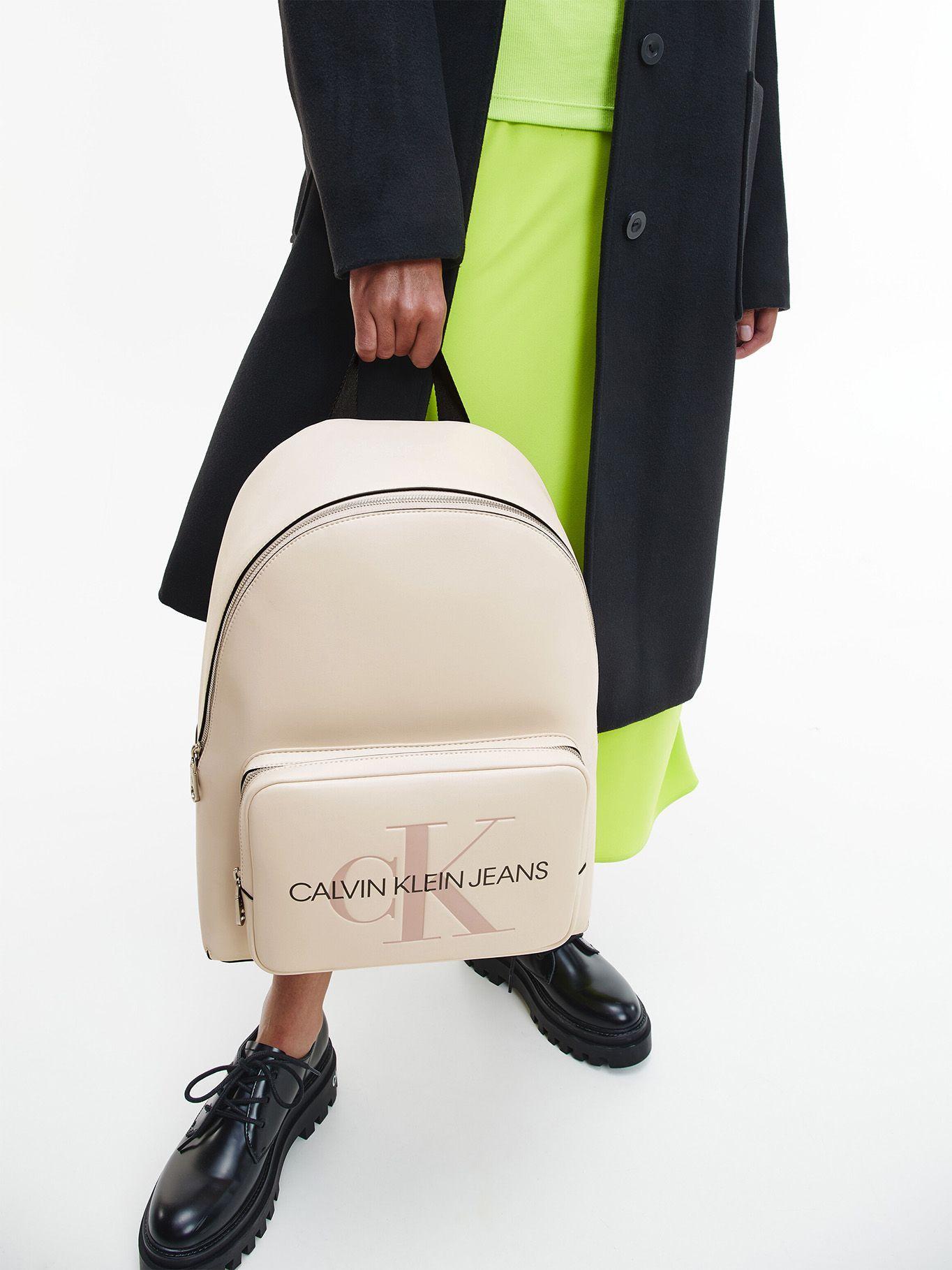 Mochila Sculpted Campus Crema Calvin Klein-3