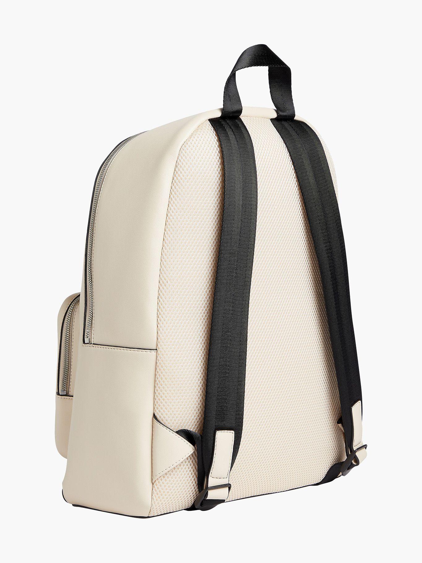 Mochila Sculpted Campus Crema Calvin Klein-1