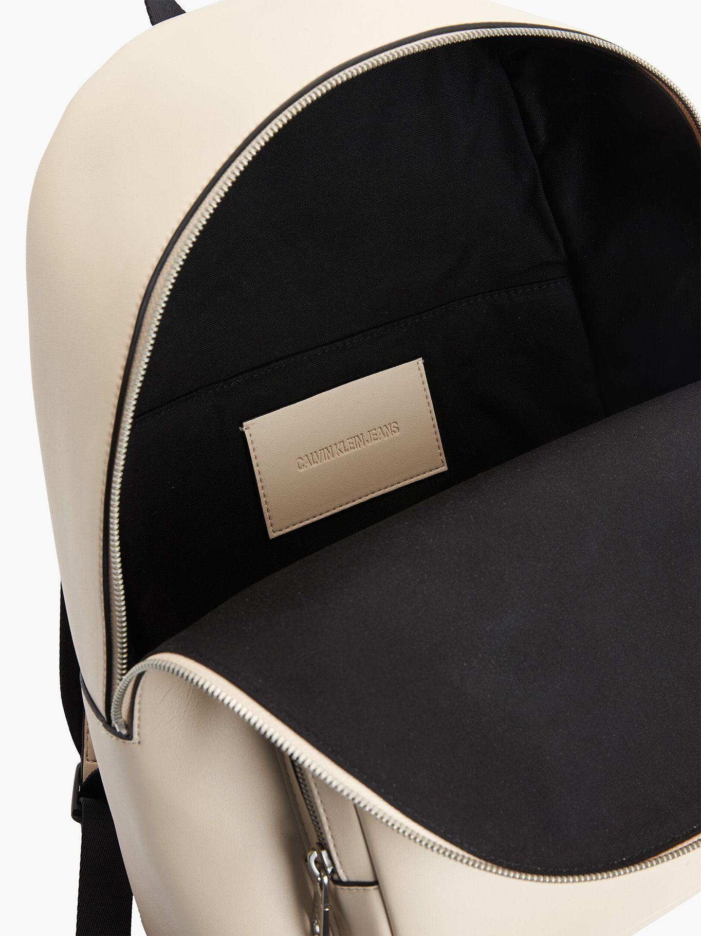 Mochila Sculpted Campus Crema Calvin Klein-2