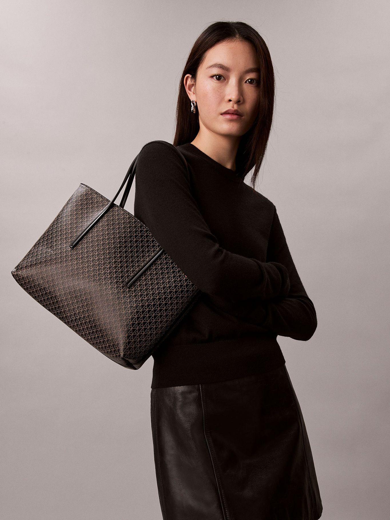 Cartera Tote Pequeña con Estampado Negro Calvin Klein-4