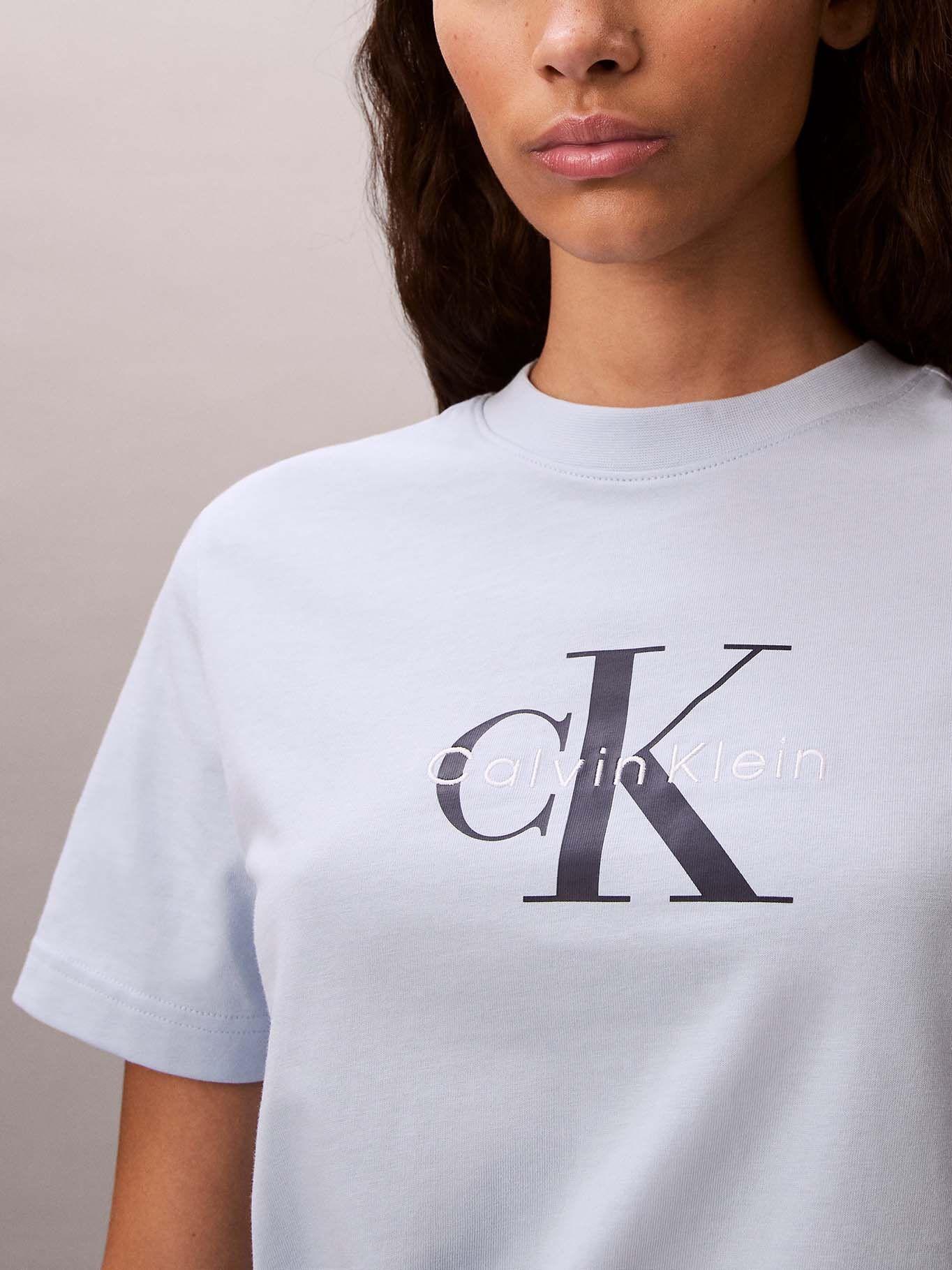 Polera Clásica Monograma Estampado Celeste Calvin Klein-5