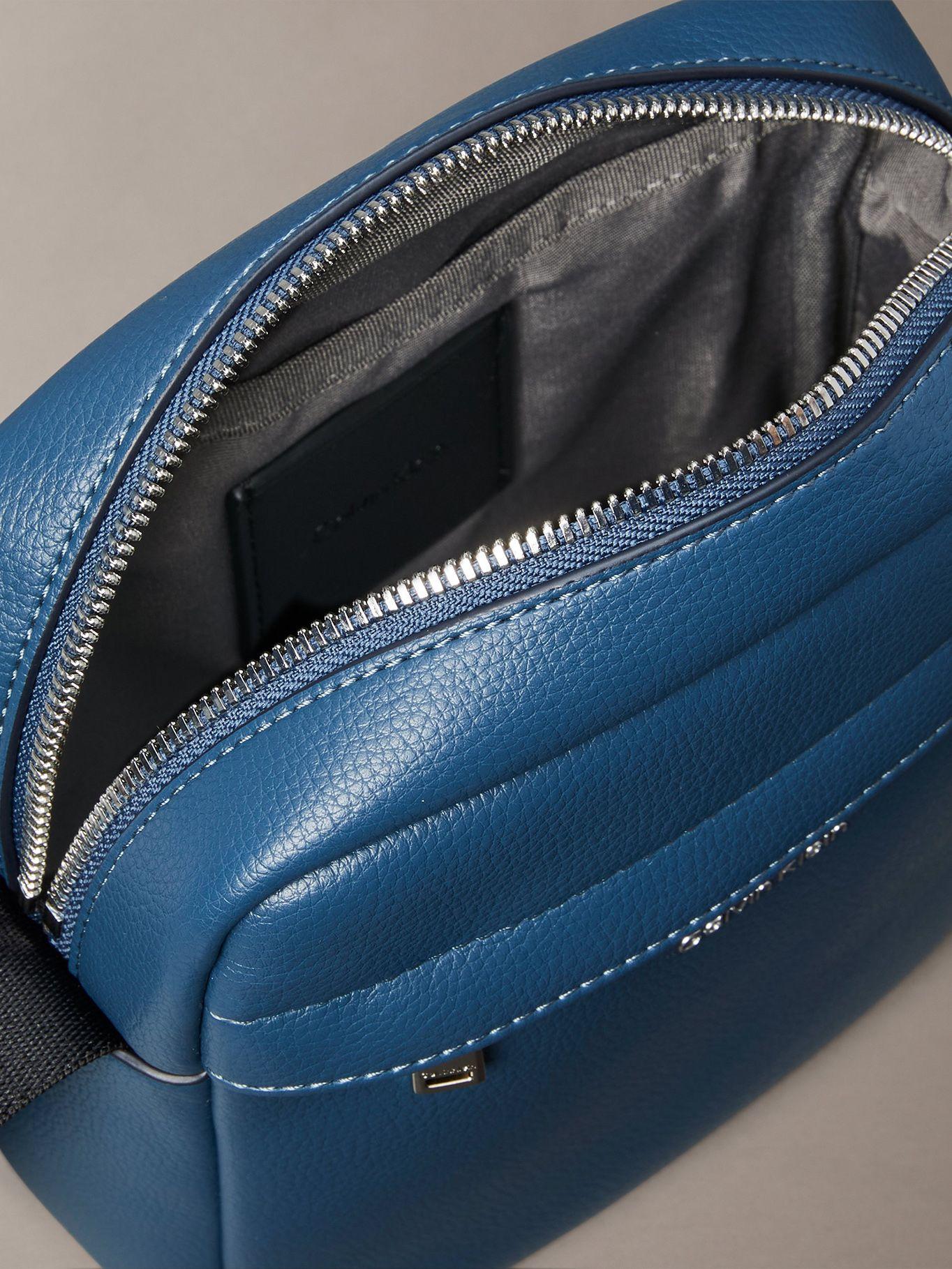 Bolso Reporter Raised Azul Calvin Klein-2