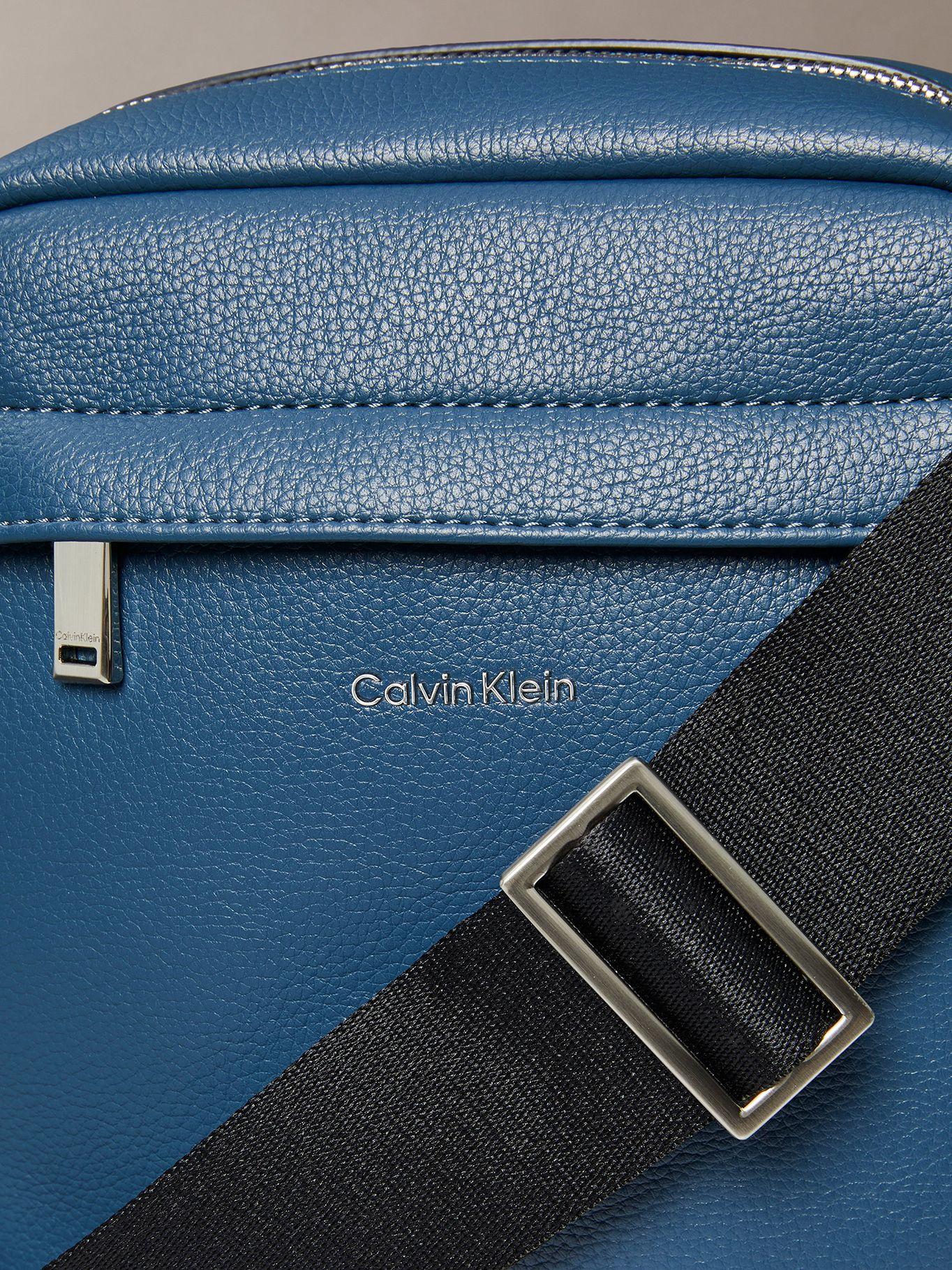 Bolso Reporter Raised Azul Calvin Klein-3