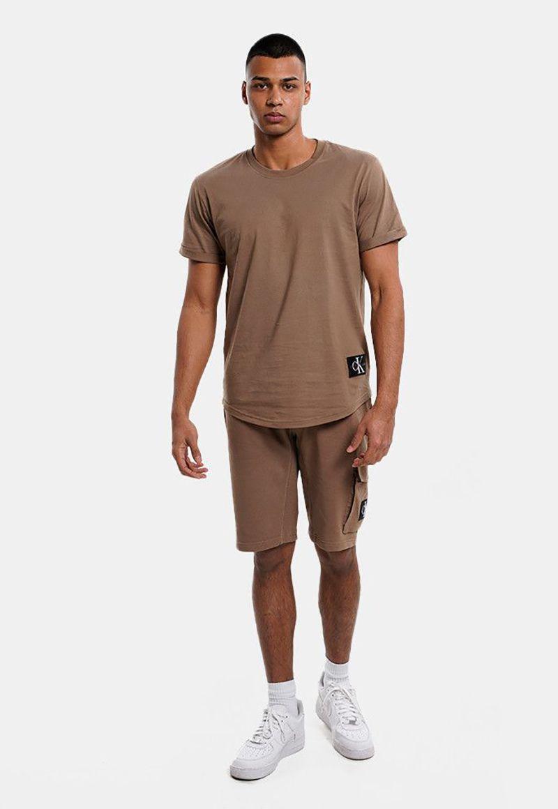 Camiseta de algodón orgánico con insignia Café claro Calvin Klein J30J315319-PE5-1