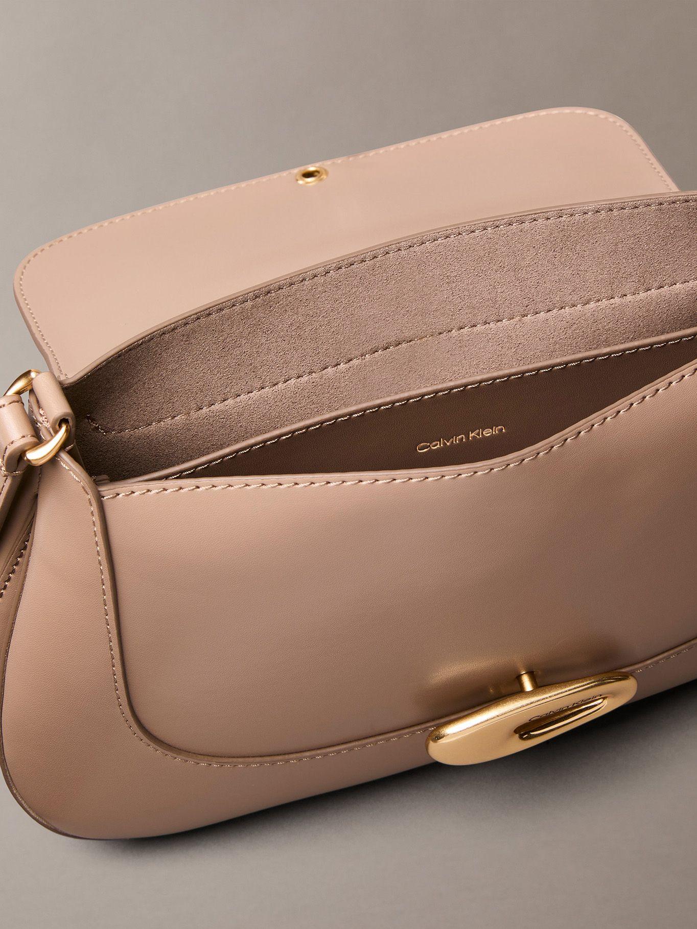 Cartera Cruzada Mediana con Solapa Beige Calvin Klein-2