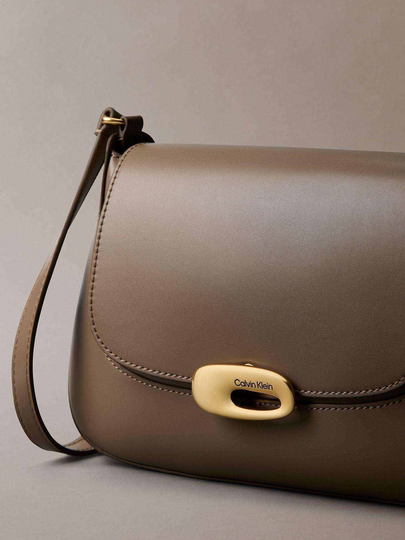 Cartera Cruzada Mediana con Solapa Beige Calvin Klein-3