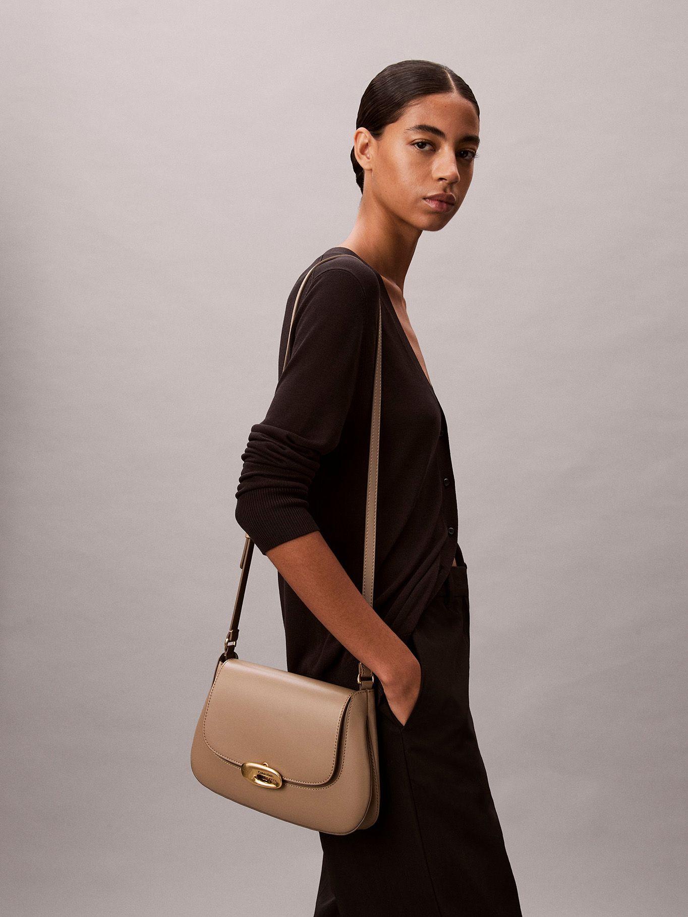 Cartera Cruzada Mediana con Solapa Beige Calvin Klein-4