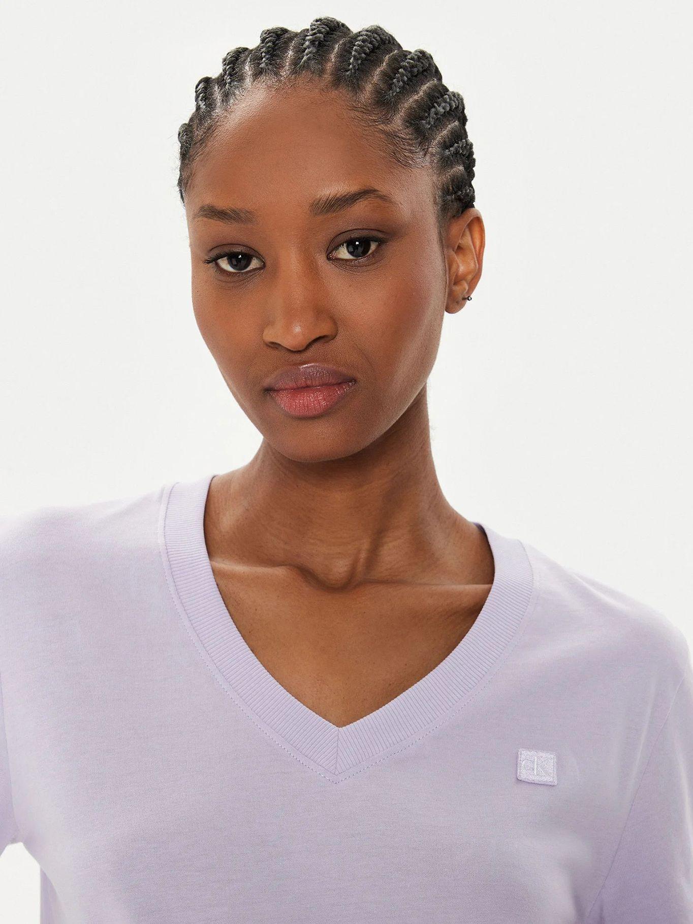 Polera Ck Embro Badge V-Neck Morado Calvin Klein-3