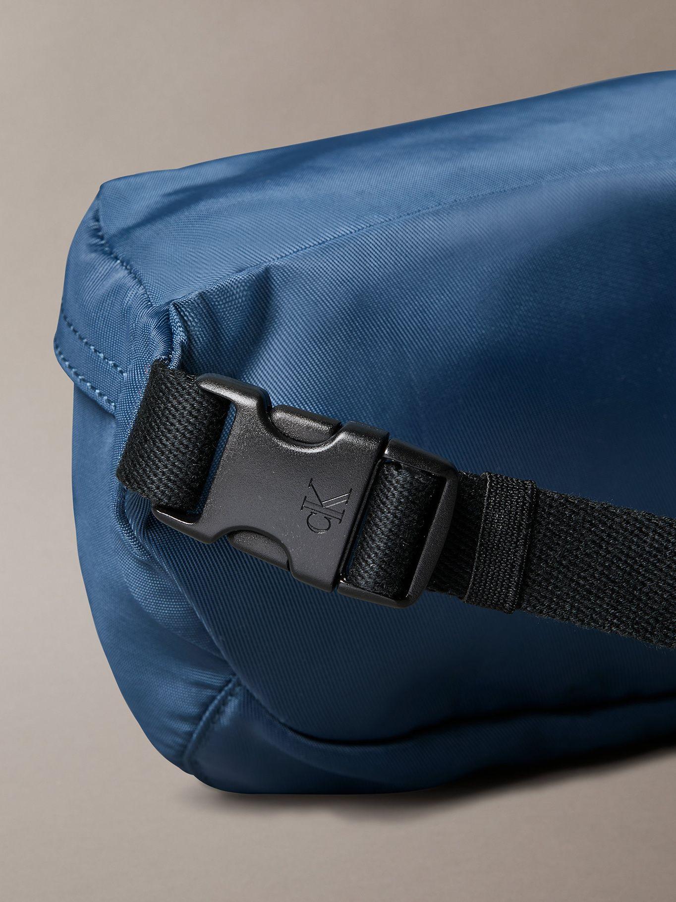 Banano Bold con Monograma Azul Calvin Klein-3