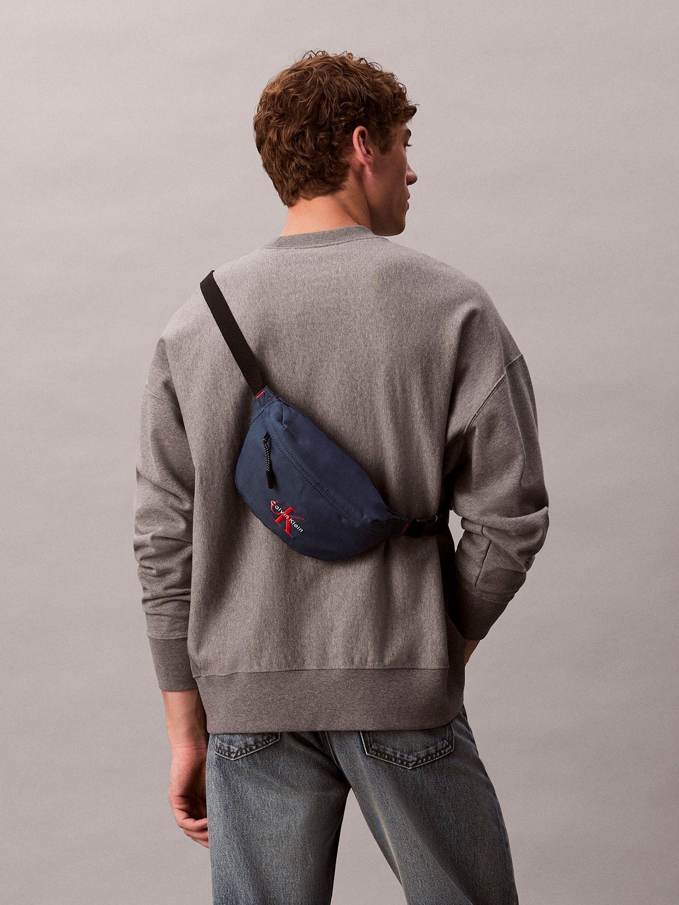 Banano Bold con Monograma Azul Calvin Klein-4