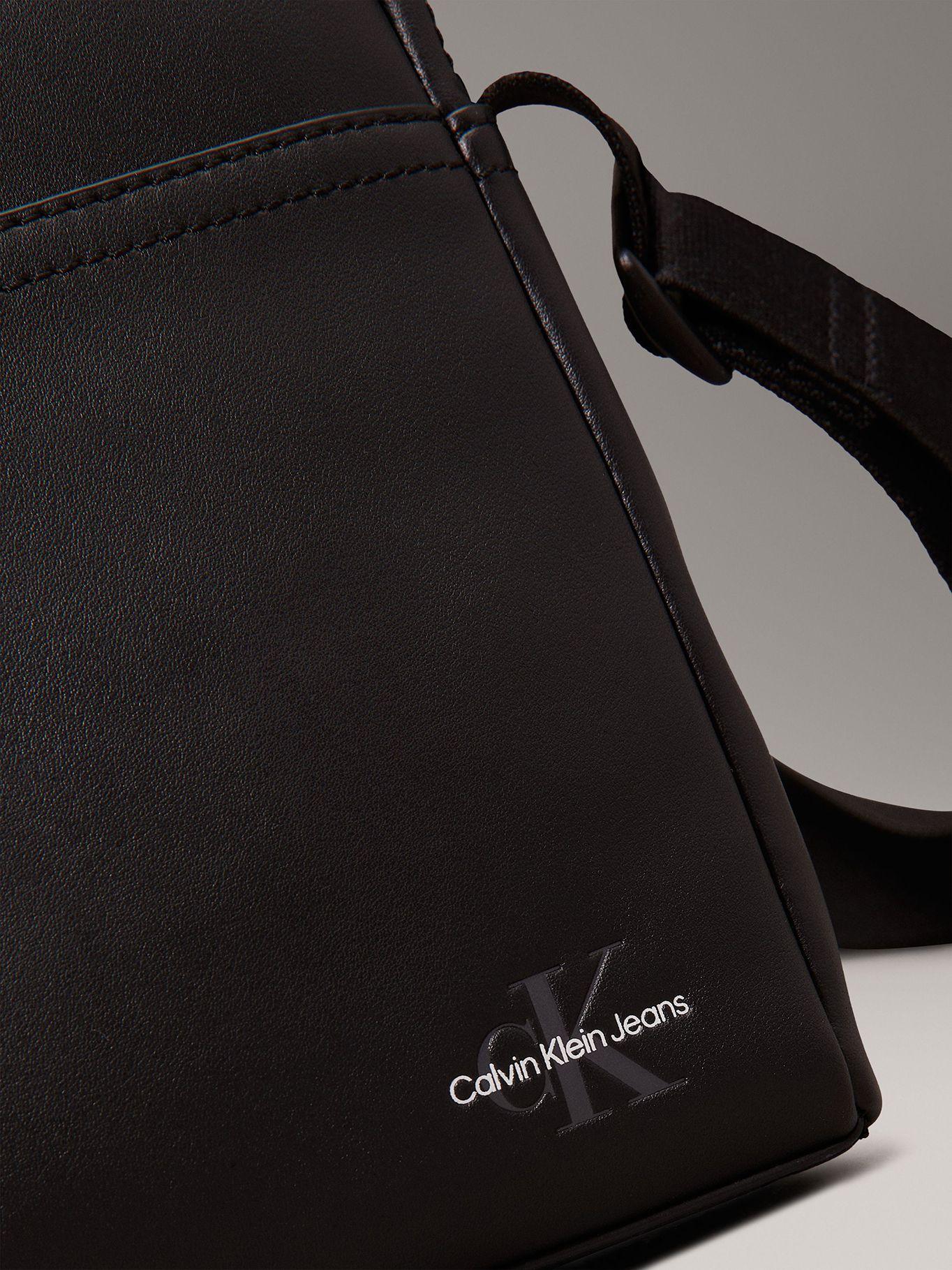 Bolso Reporter Monogram Soft 18 Negro Calvin Klein-3