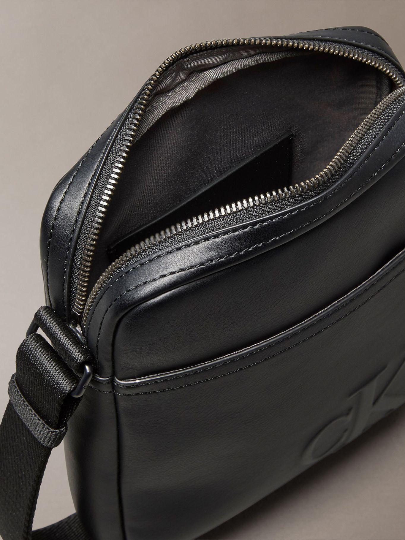 Bolso con Logo Monograma Grabado Negro Calvin Klein-2