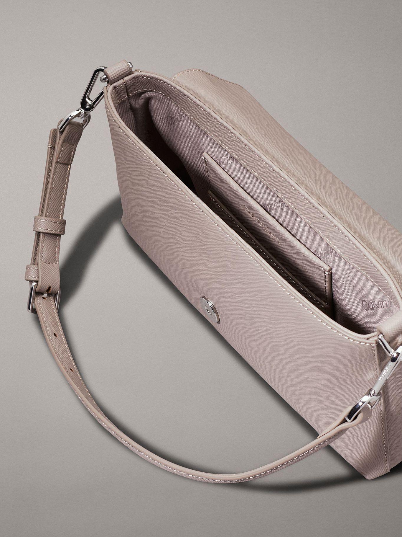 Cartera CK Must Mono Beige Calvin Klein-2