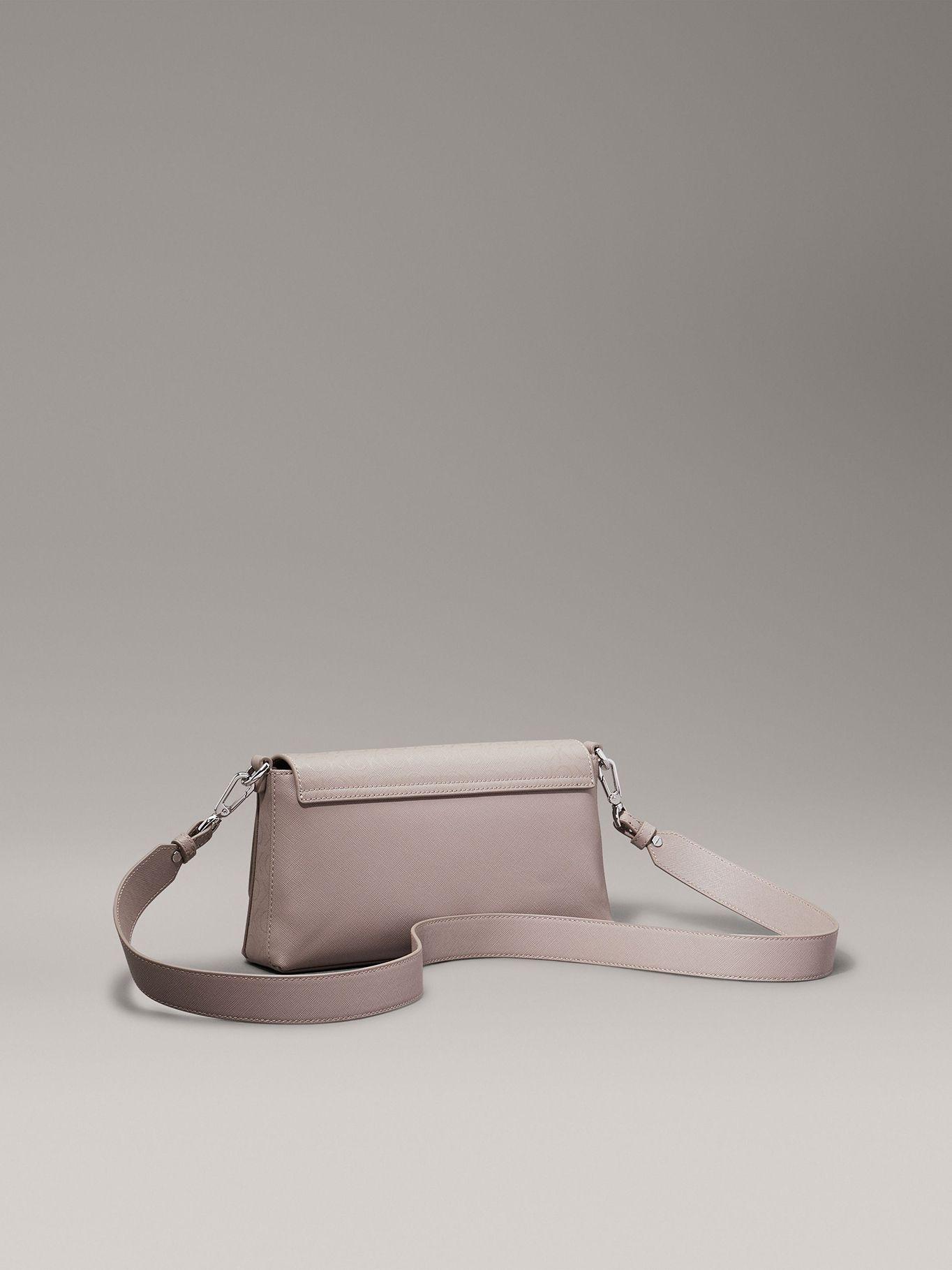 Cartera CK Must Mono Beige Calvin Klein-4