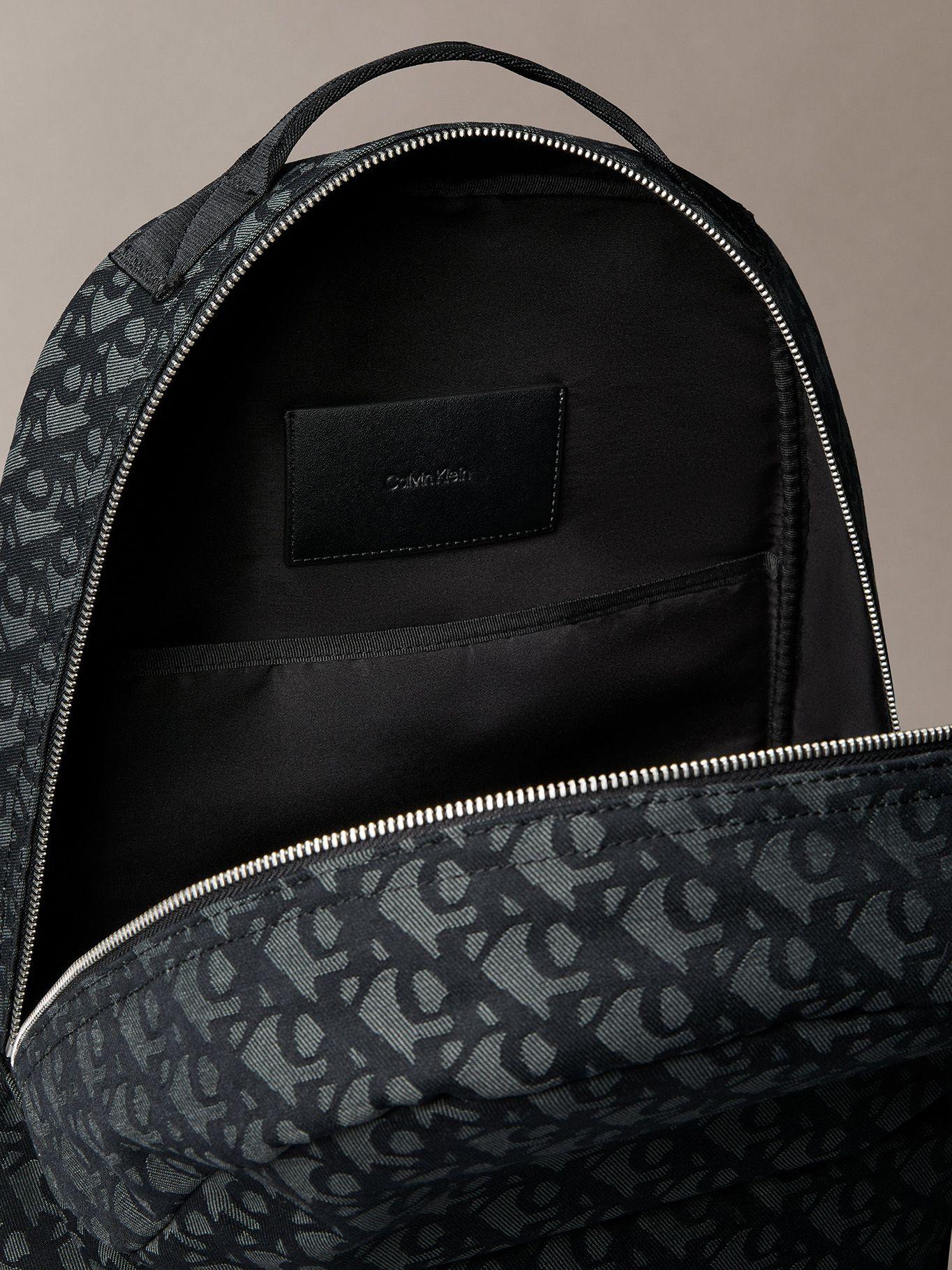Mochila Redonda Jacquard Gris Calvin Klein-2