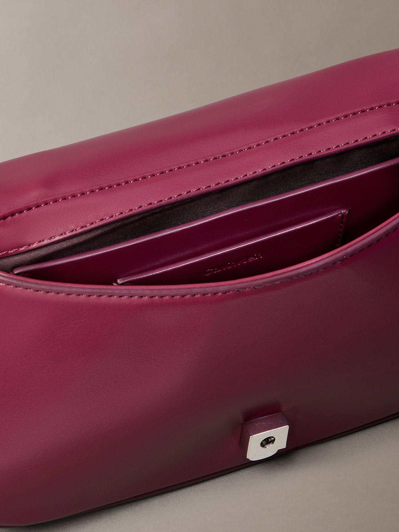 Cartera Acolchada de Mano Burdeo Calvin Klein-2