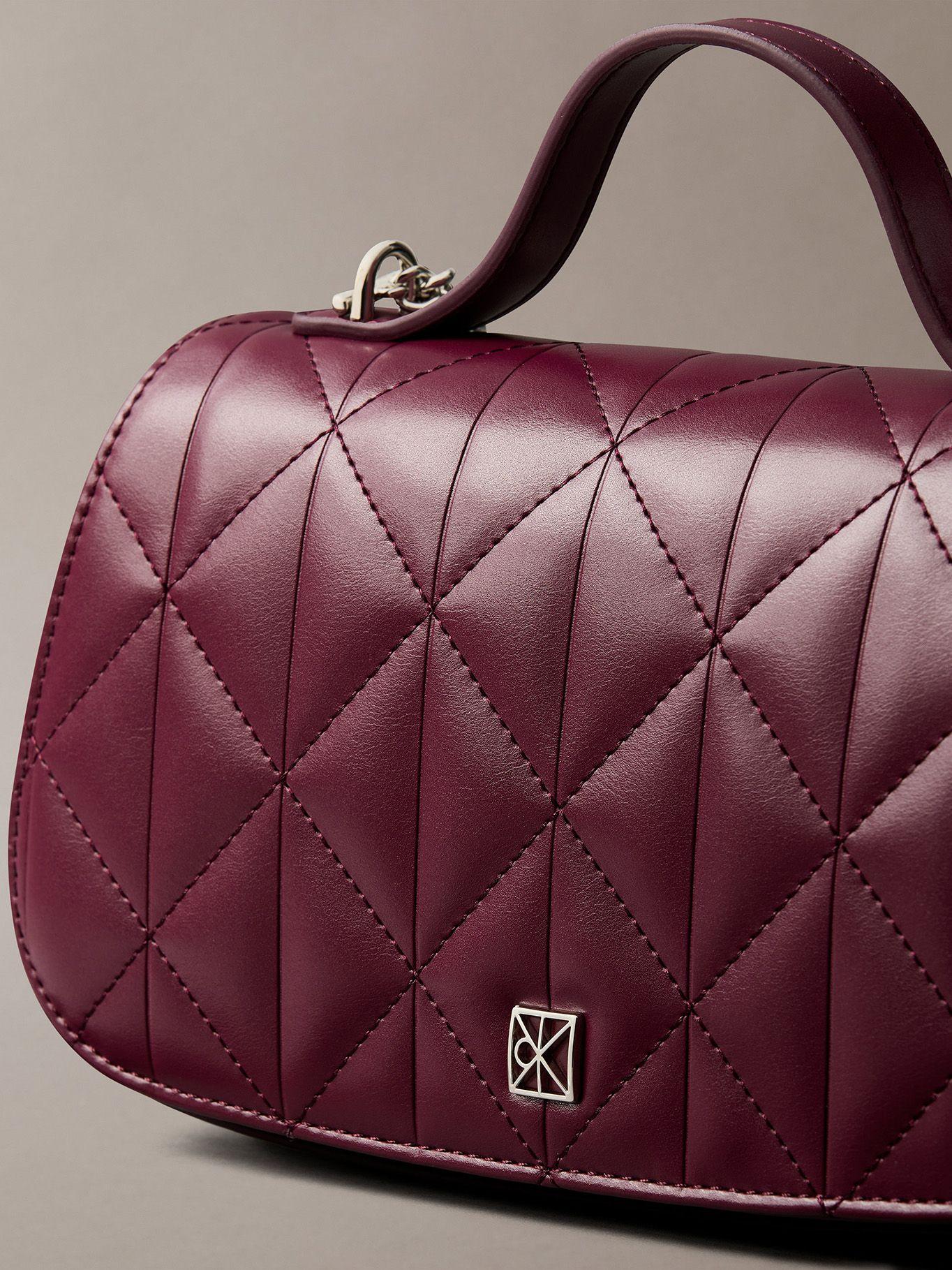 Cartera Acolchada de Mano Burdeo Calvin Klein-3