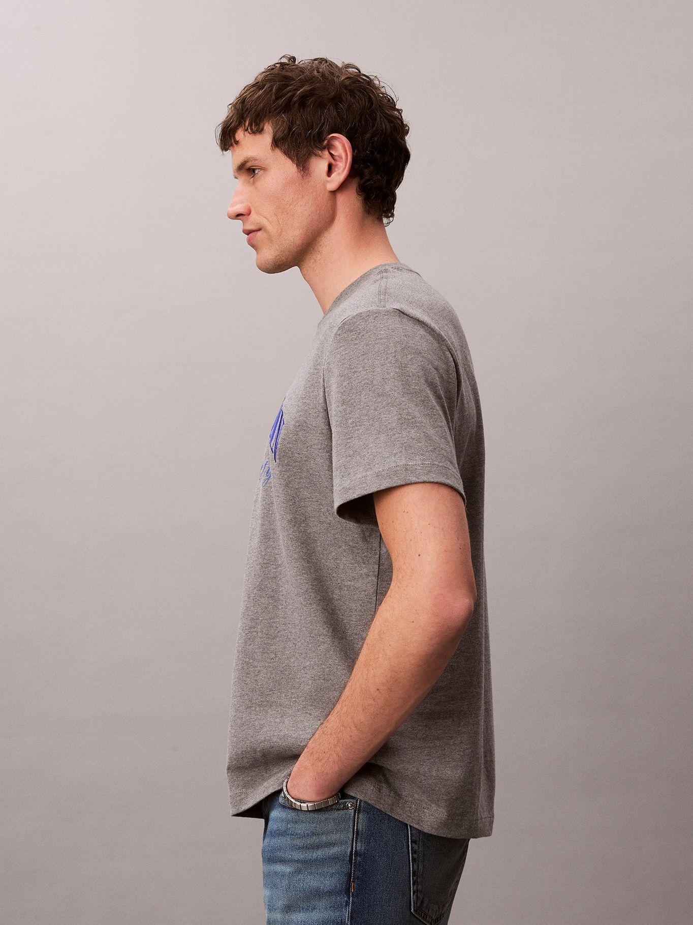 Polera con Logo Gráfico Gris Calvin Klein-3