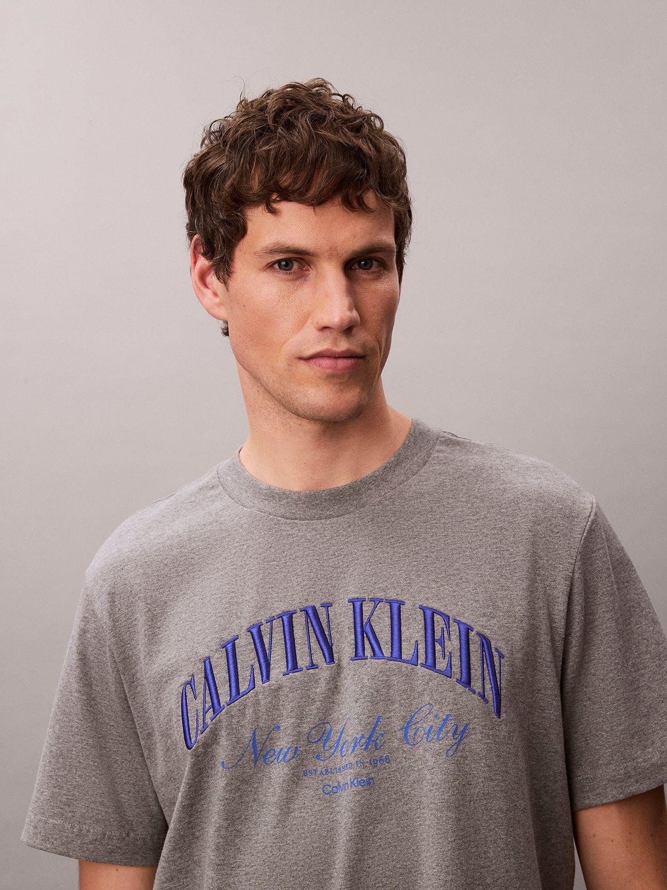Polera con Logo Gráfico Gris Calvin Klein-4