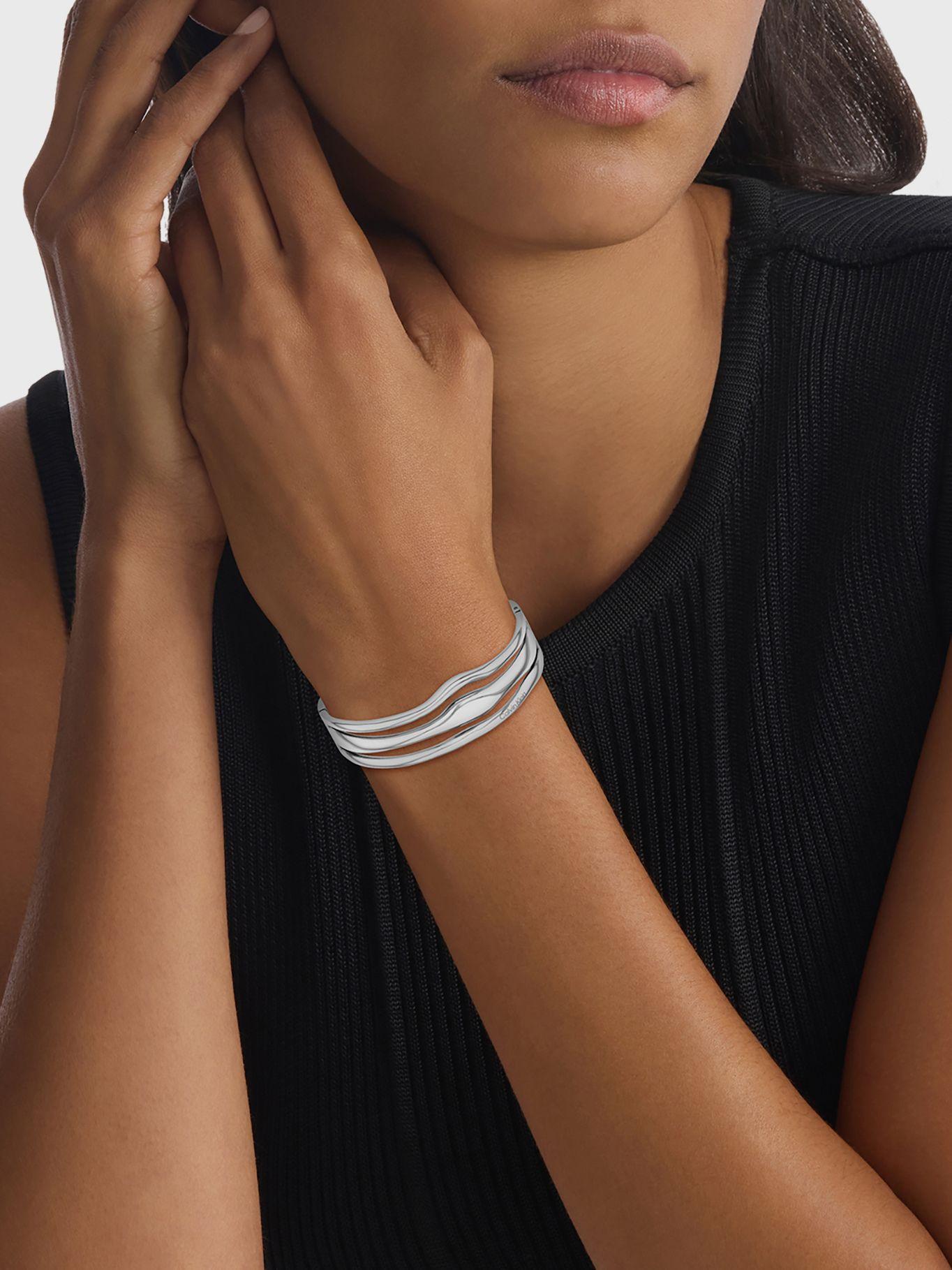 Brazalete Sculptural Fluid Plateado Calvin Klein-2