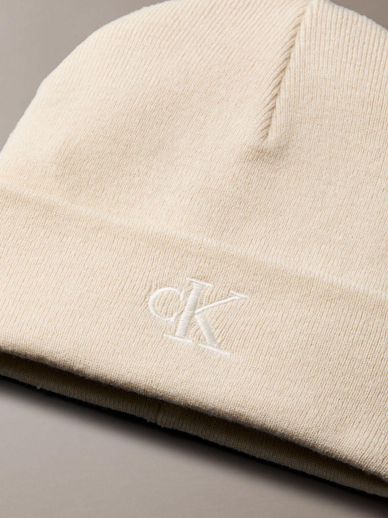 Gorro Beanie con Monograma Bordado Beige Calvin Klein-2
