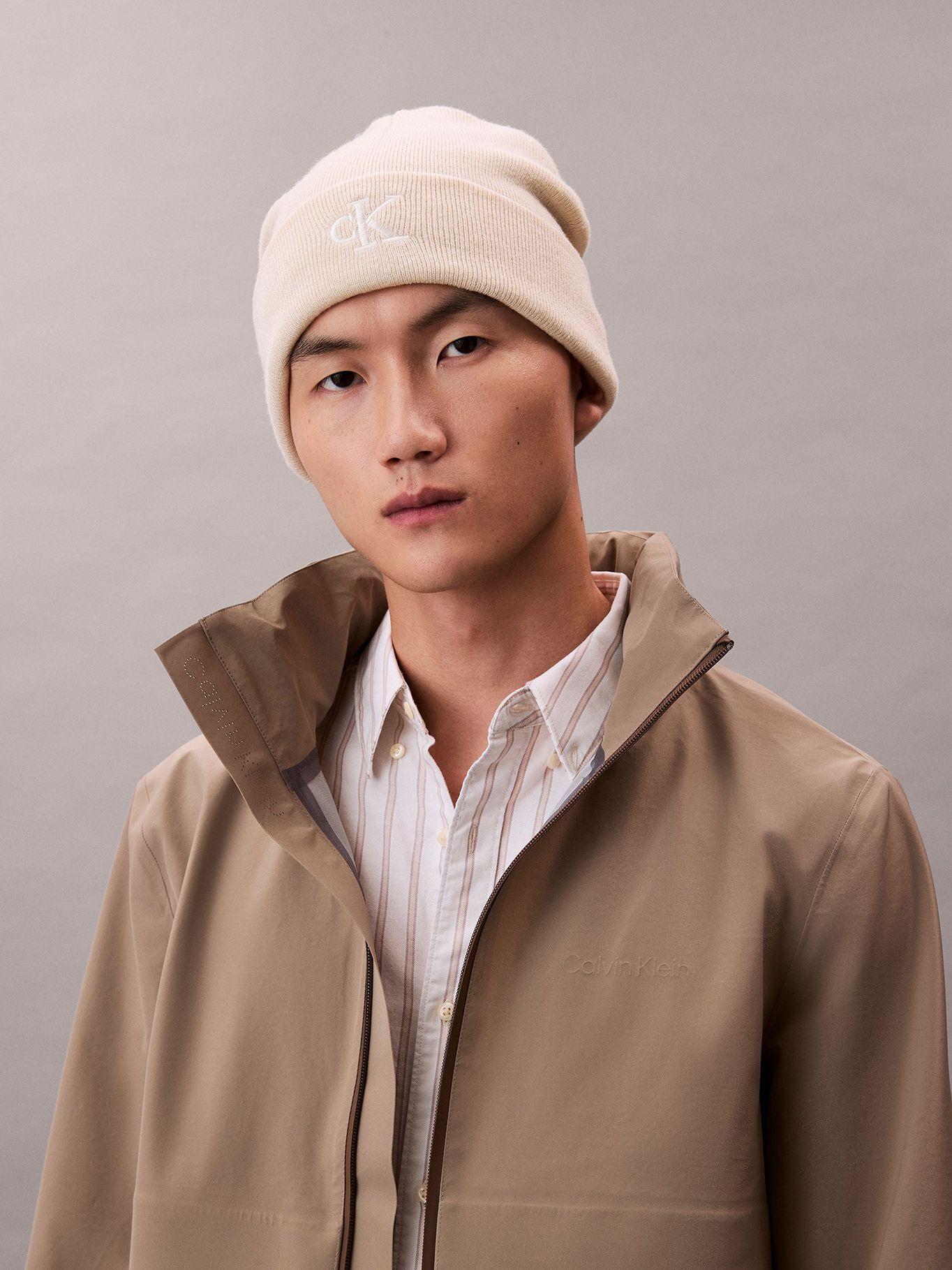 Gorro Beanie con Monograma Bordado Beige Calvin Klein-3