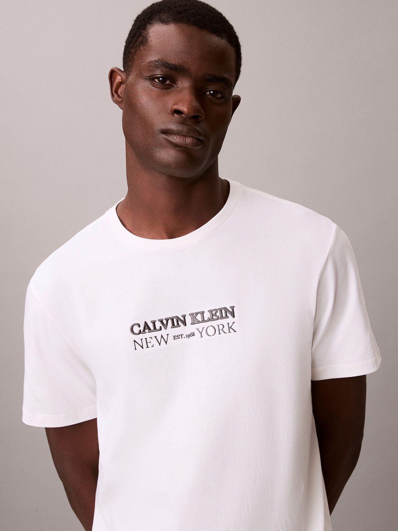 Polera con Logo Estampado Blanco Calvin Klein-4