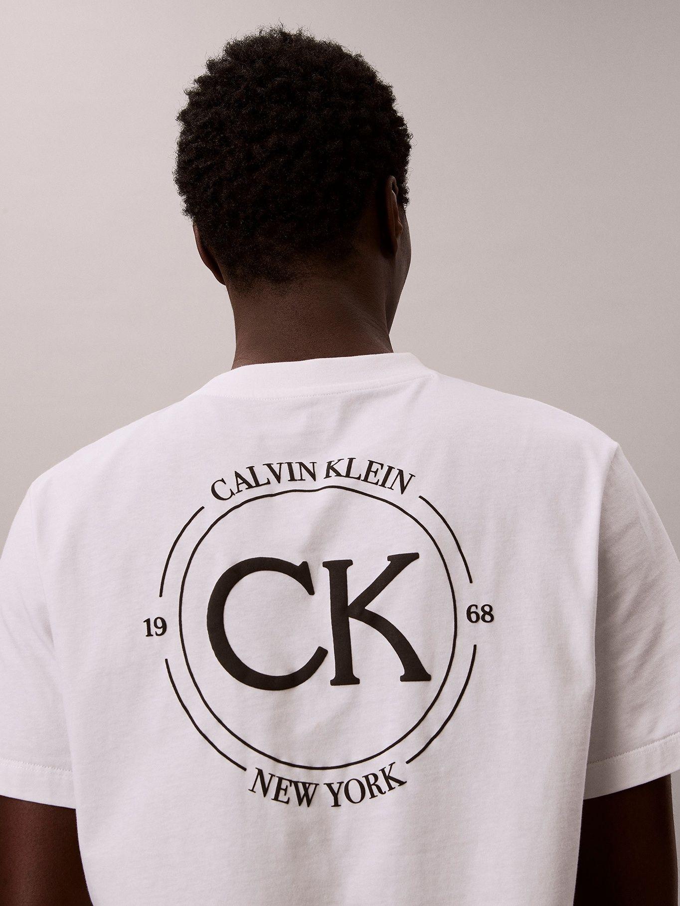 Polera con Estampado Gráfico Blanco Calvin Klein-4